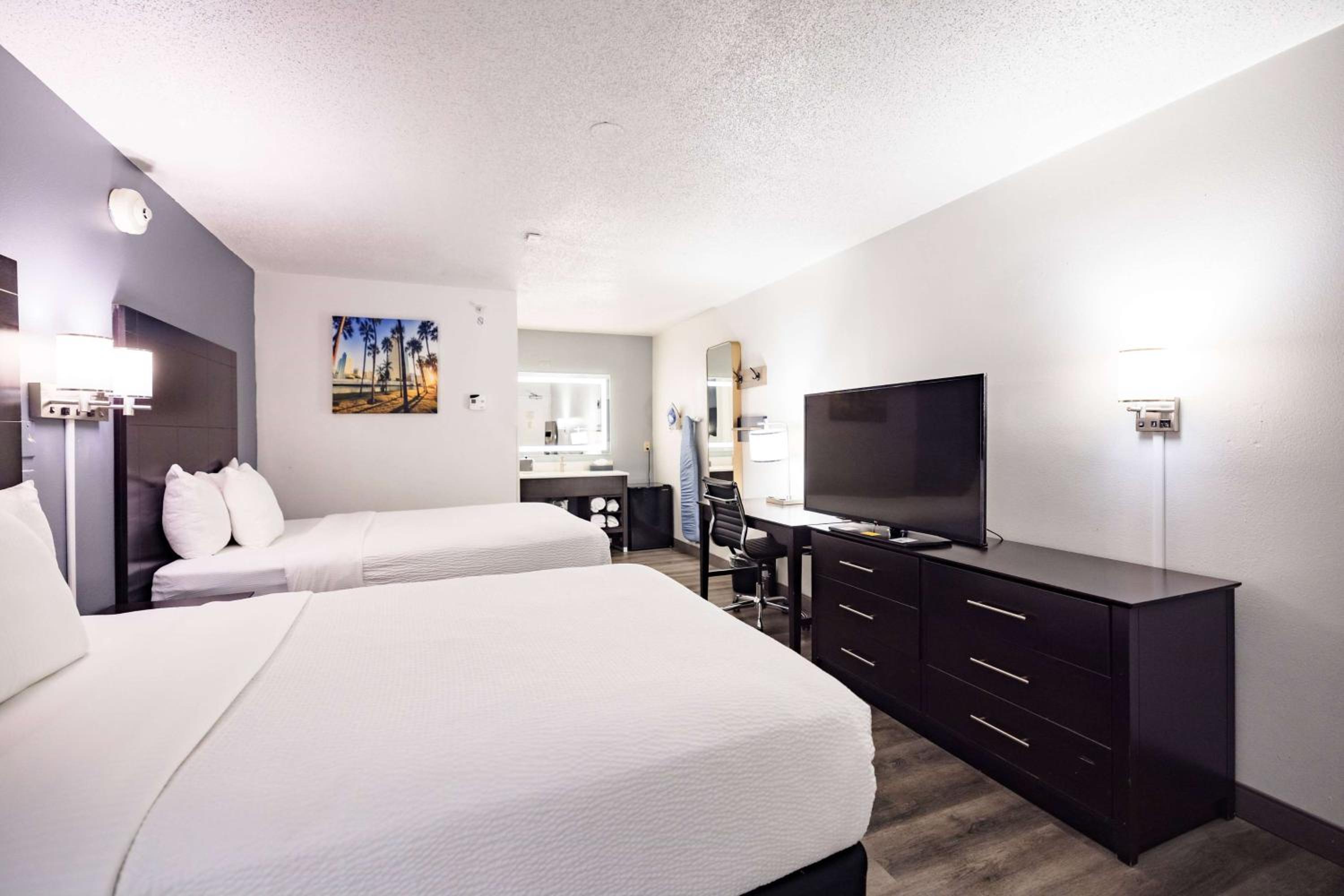 2 Queen Beds and 1 King Bed, Suite, Non-Smoking - Photo 1