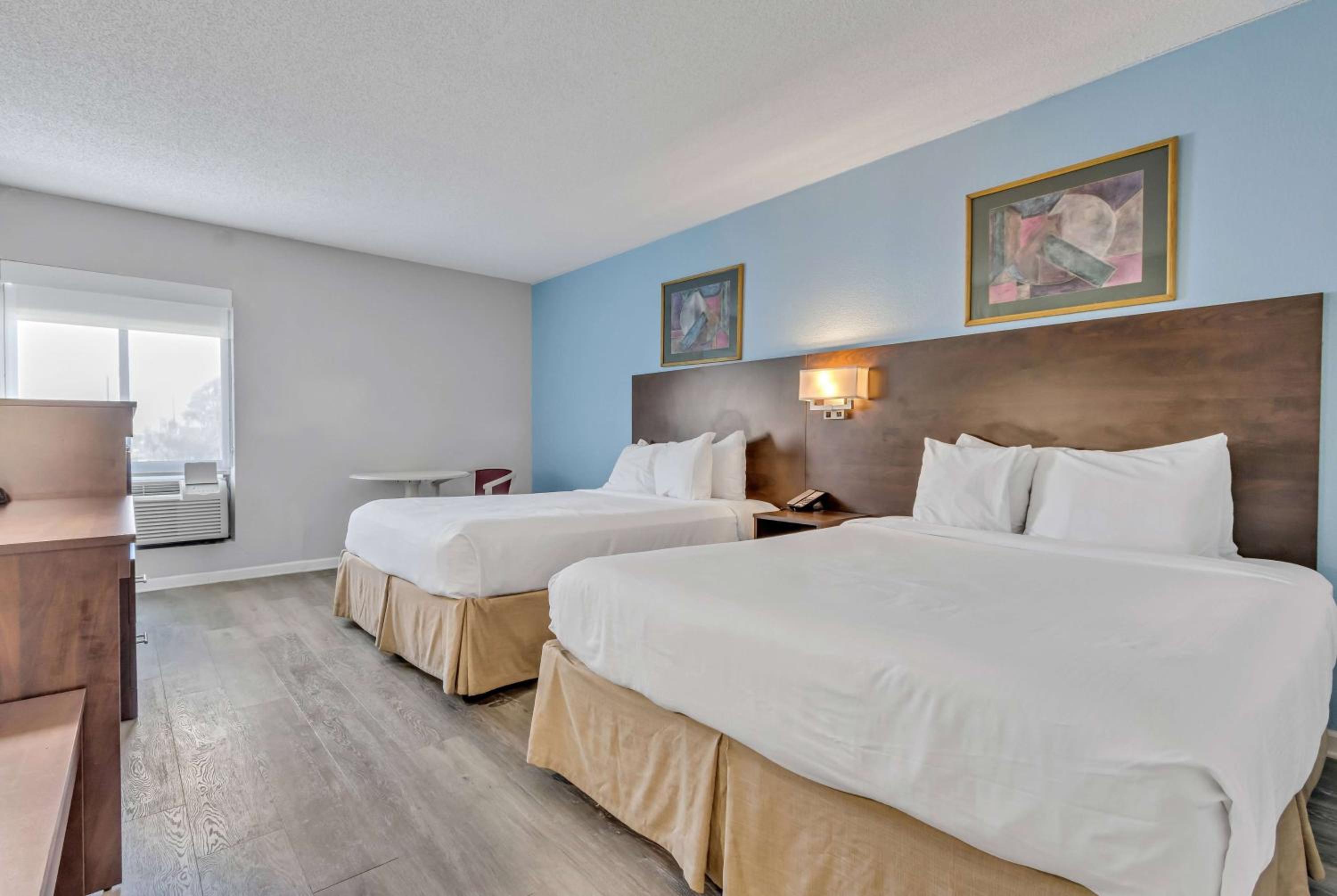 Presidential Suite with Three Queen Beds - Second Floor/Non-Smoking photo 1