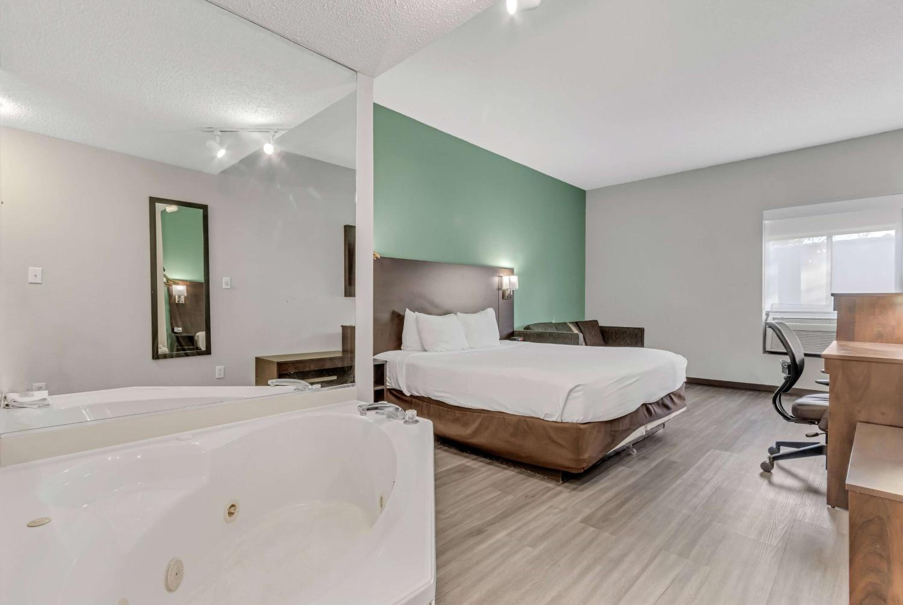 Deluxe King Suite - 2nd Floor No Elevator - Non-Smoking - Stairs Access Only - Photo 1