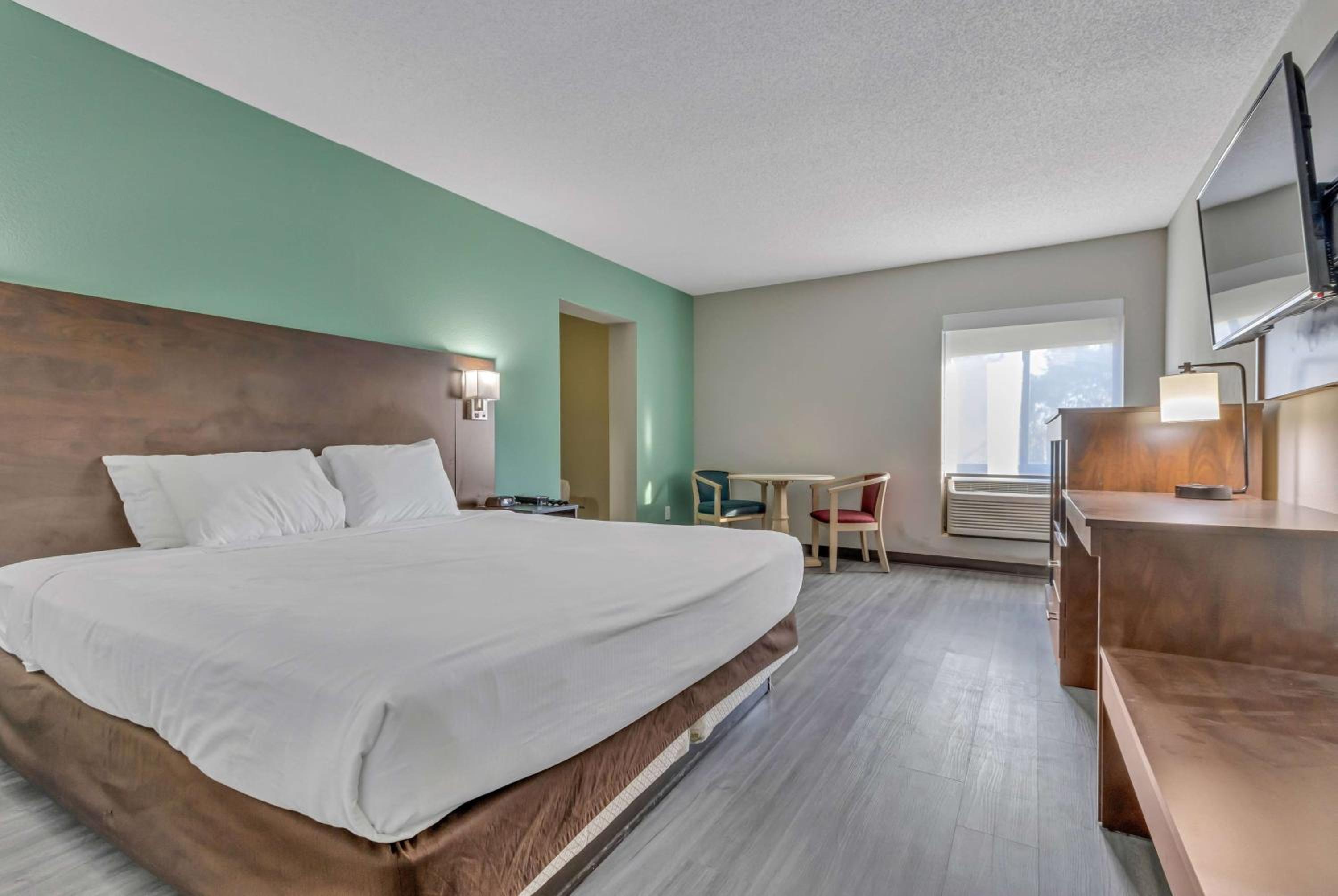 Deluxe King Suite - 2nd Floor No Elevator - Non-Smoking - Stairs Access Only - Photo 2