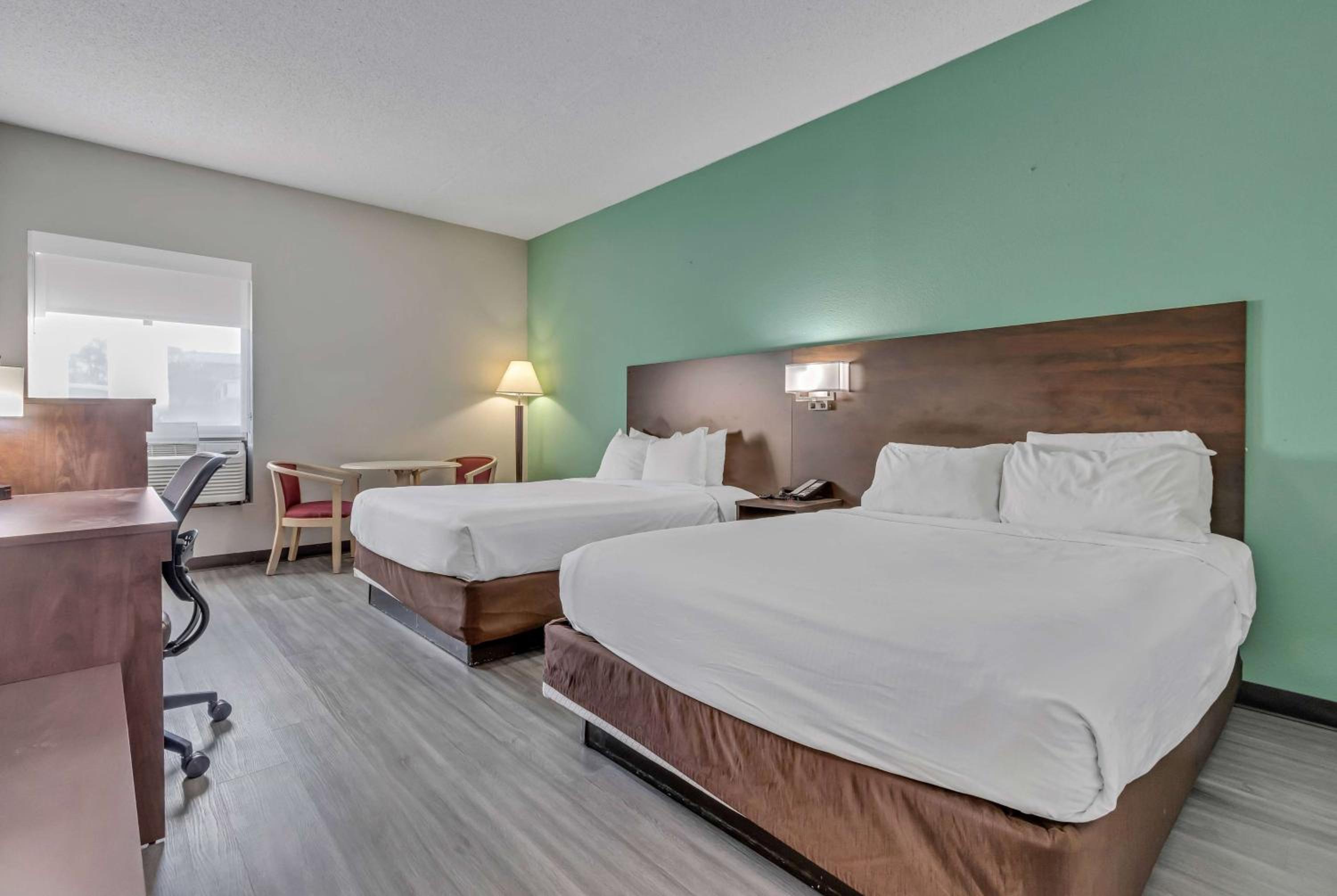 Two Queen Beds - 1st Floor - Non-Smoking - Ground Floor - Photo 4