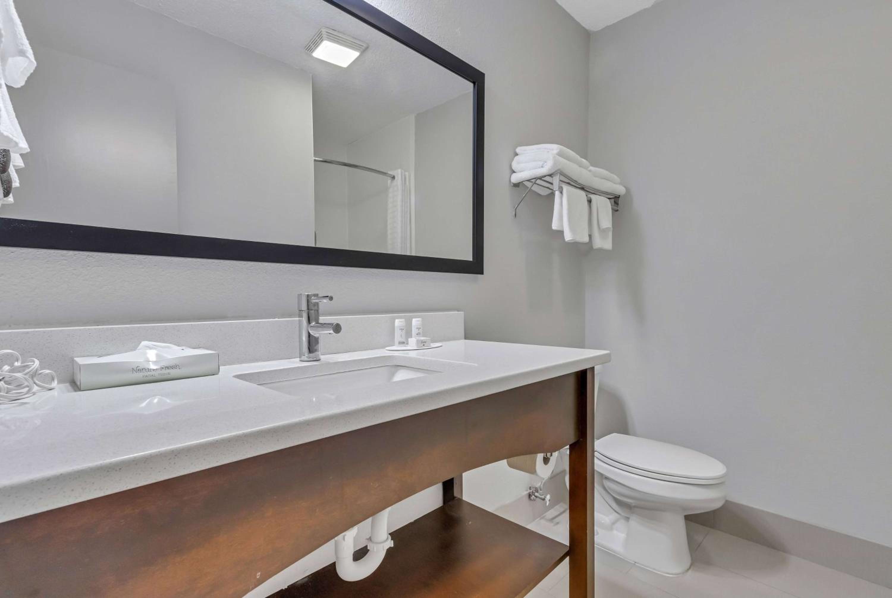 Deluxe King Suite - 2nd Floor No Elevator - Non-Smoking - Stairs Access Only - Photo 3