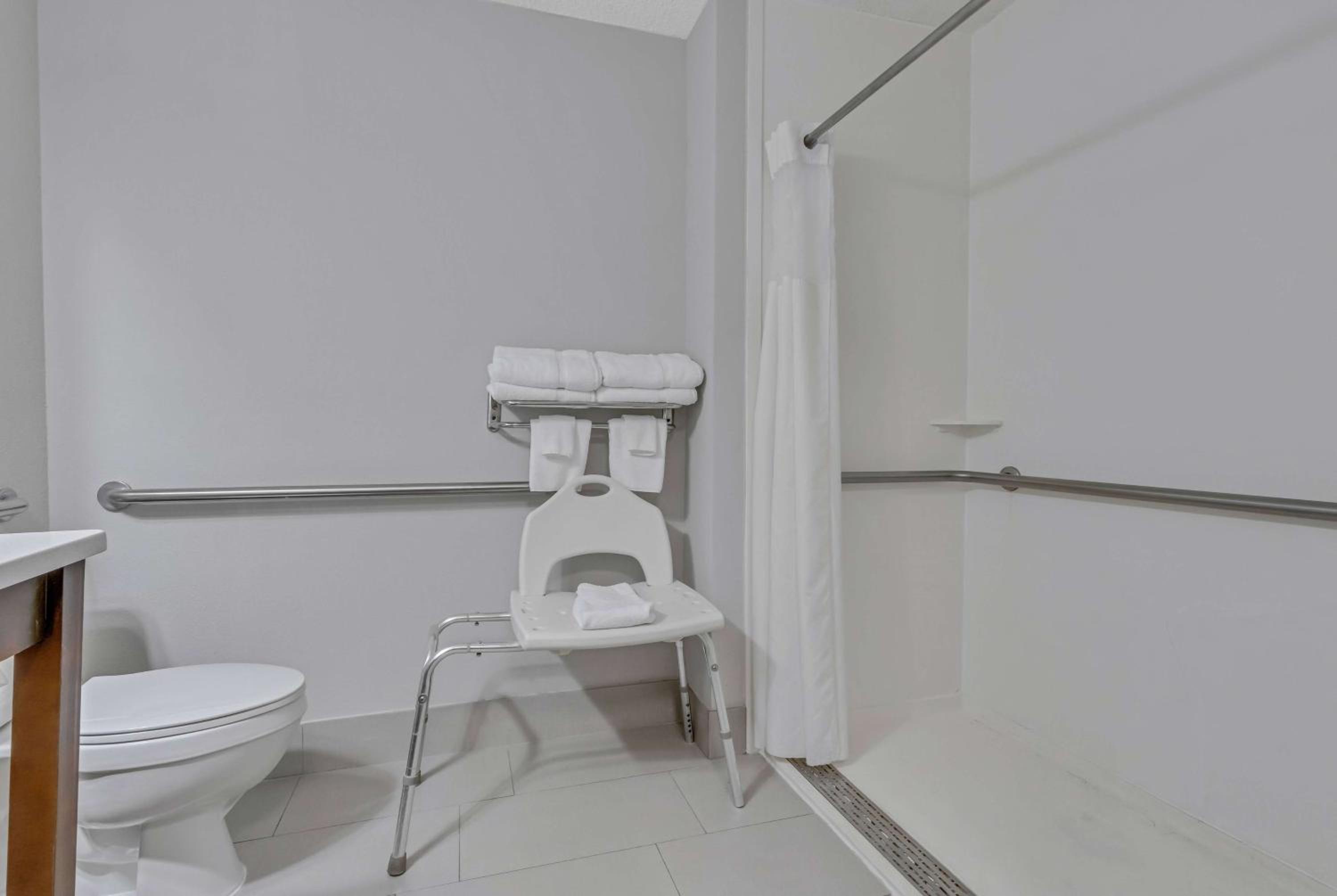 King Room Accessible Roll-In Shower - Non-Smoking - Ground Floor  - Photo 4