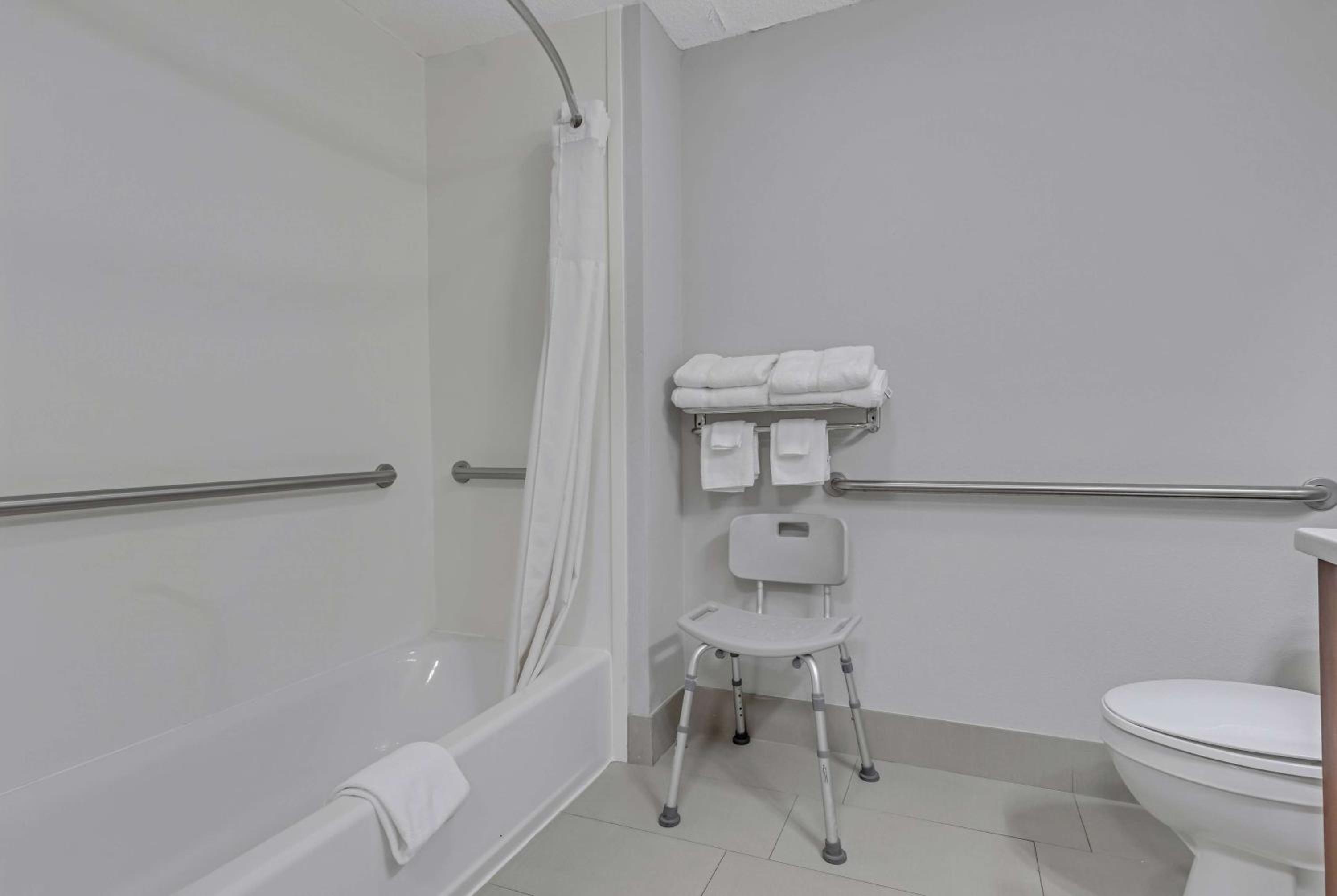 King Room Accessible Mobility Access - Non-Smoking - Ground Floor - Photo 5