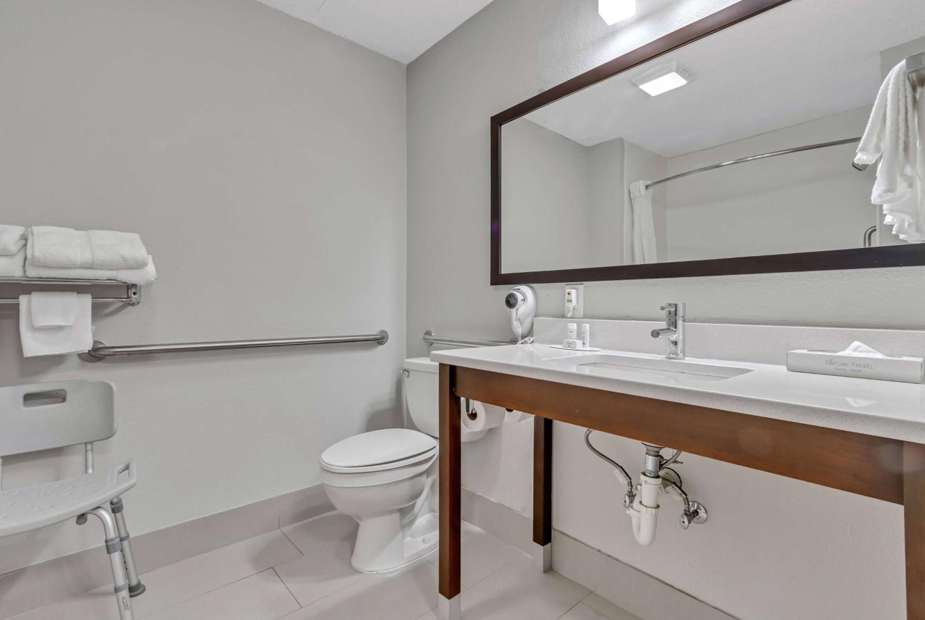 King Room Accessible Mobility Access - Non-Smoking - Ground Floor - Photo 4