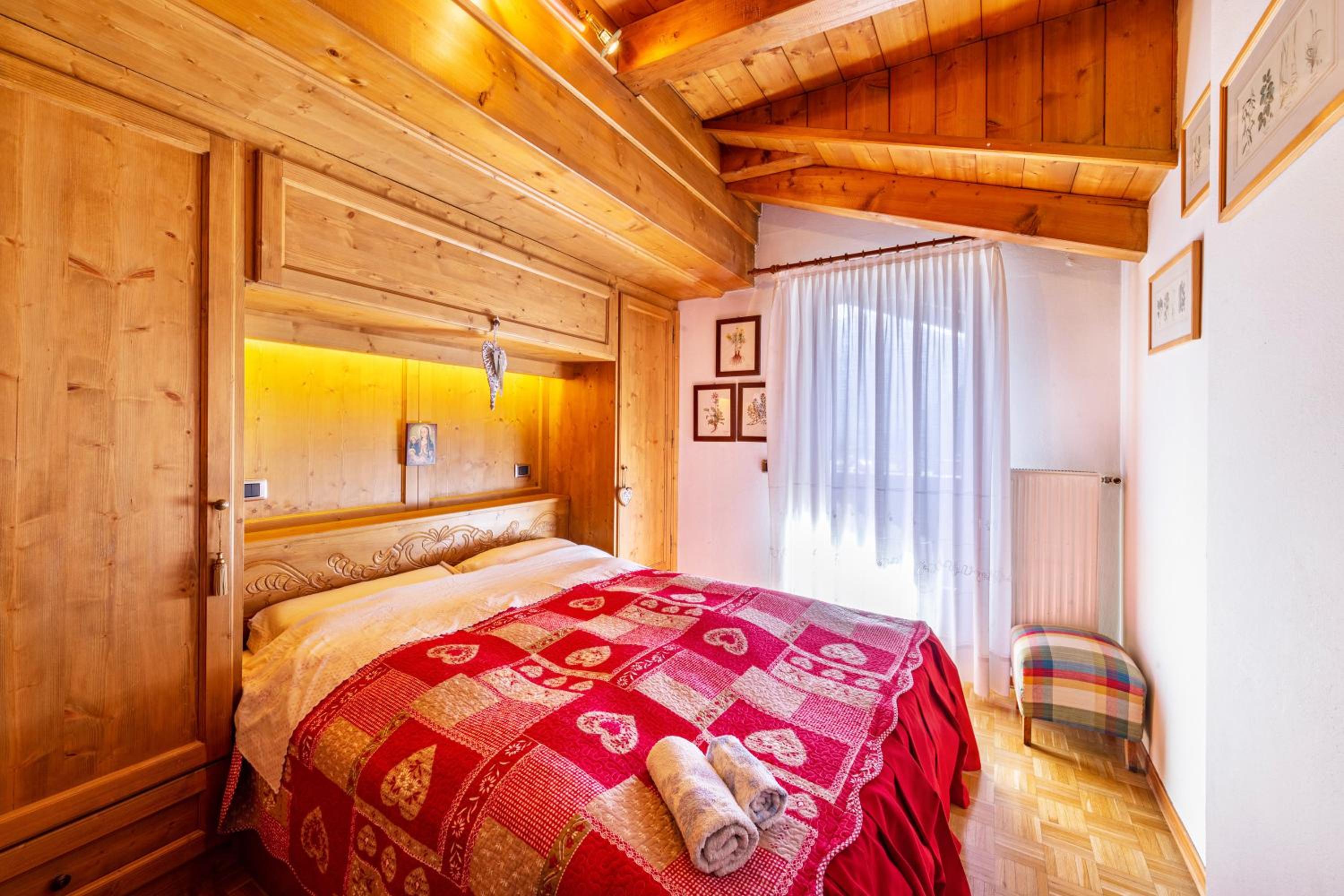 Two-Bedroom Apartment with Mountain View photo 1