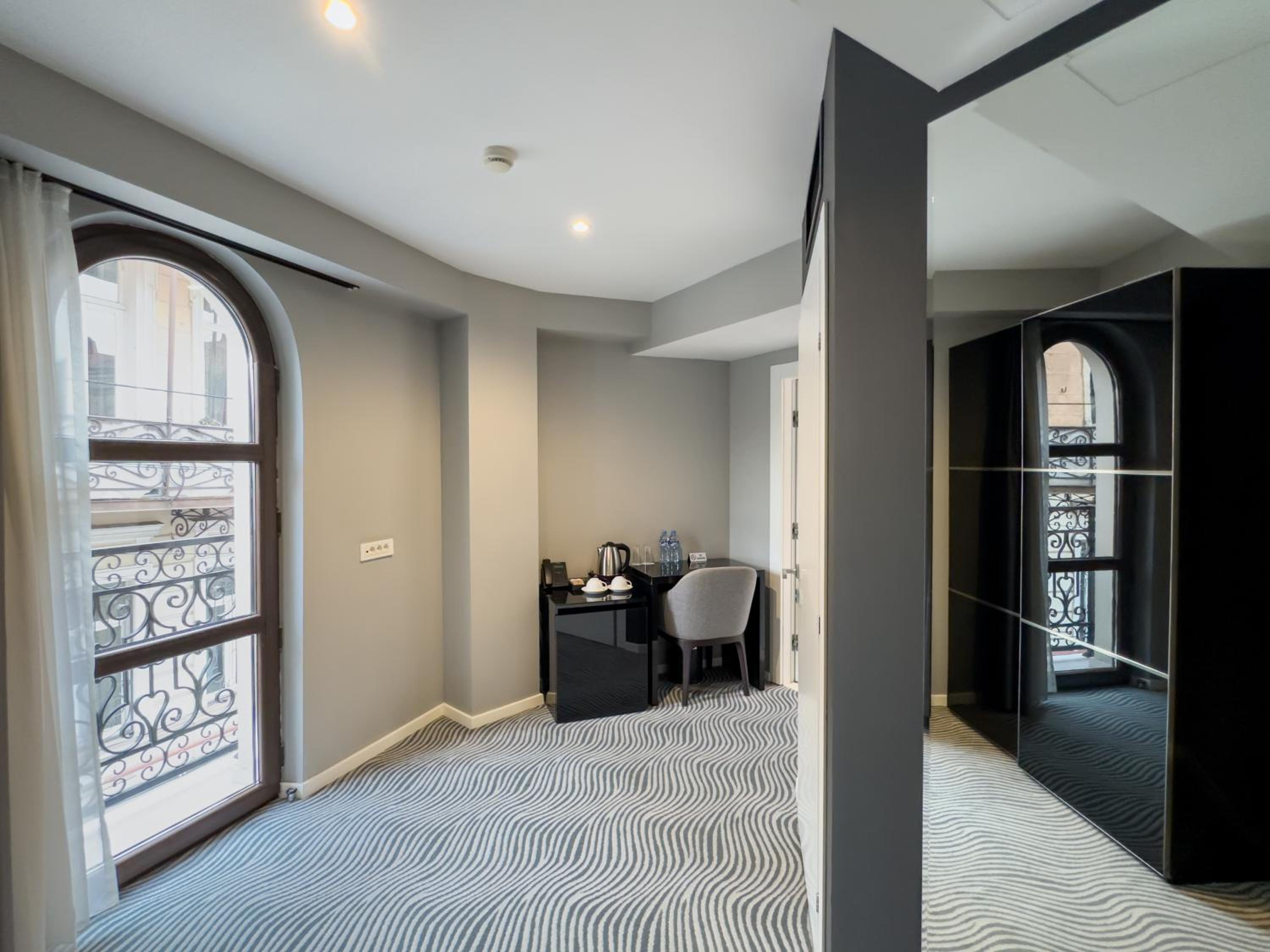 Superior King Room - Photo 4