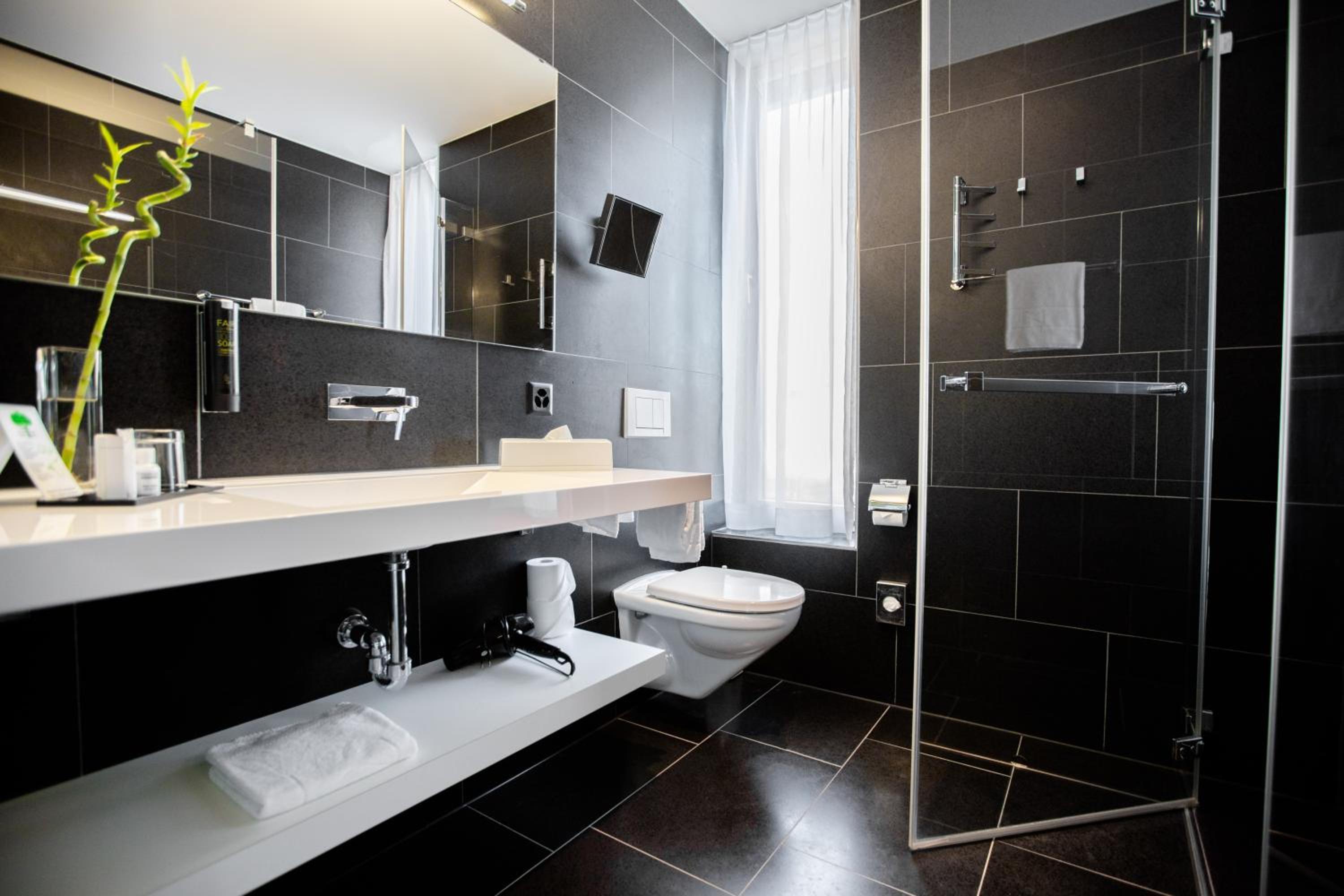 Deluxe Double Room thumbnail 5