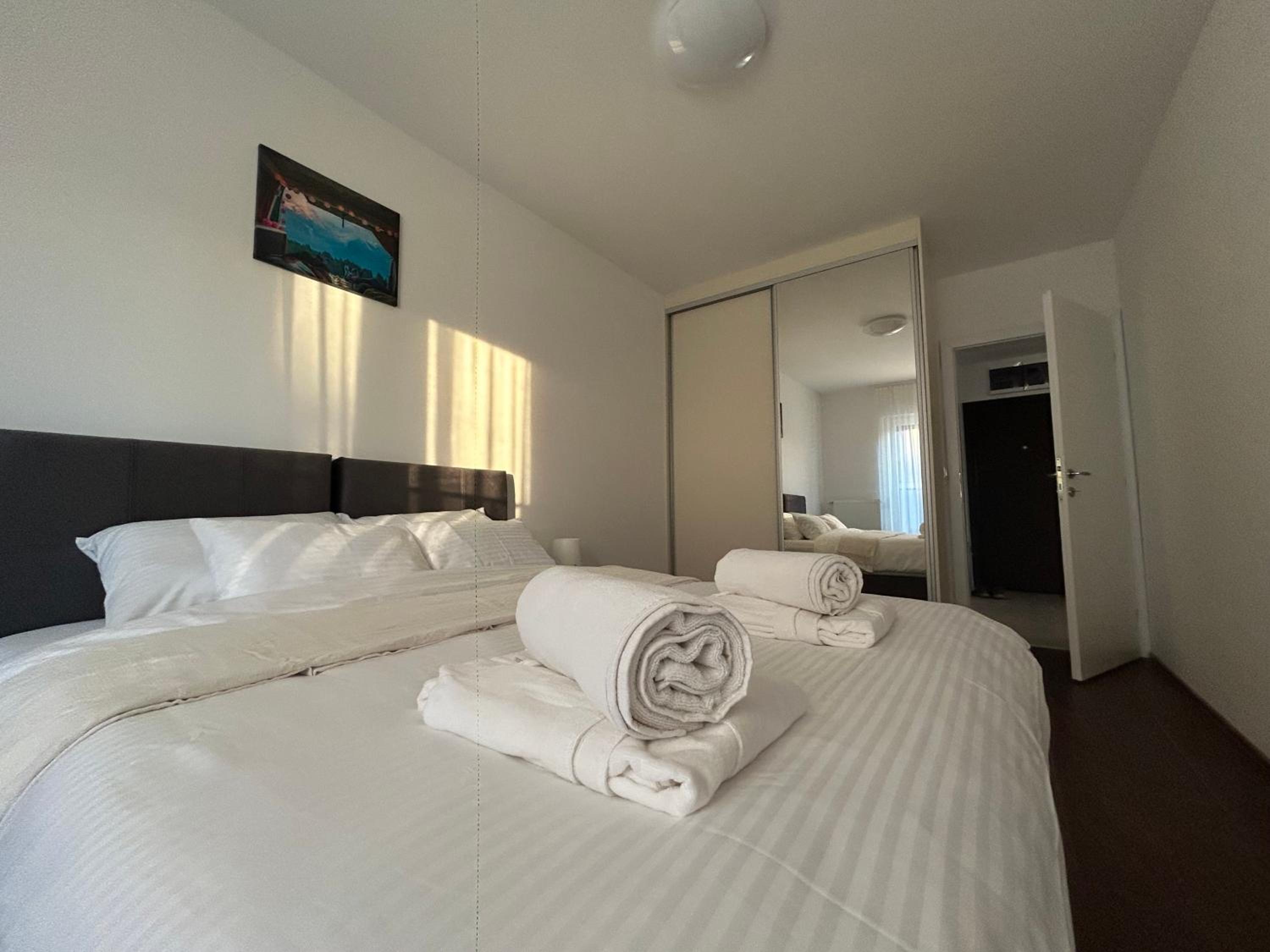 One-Bedroom Apartment with Balcony and City View photo 2