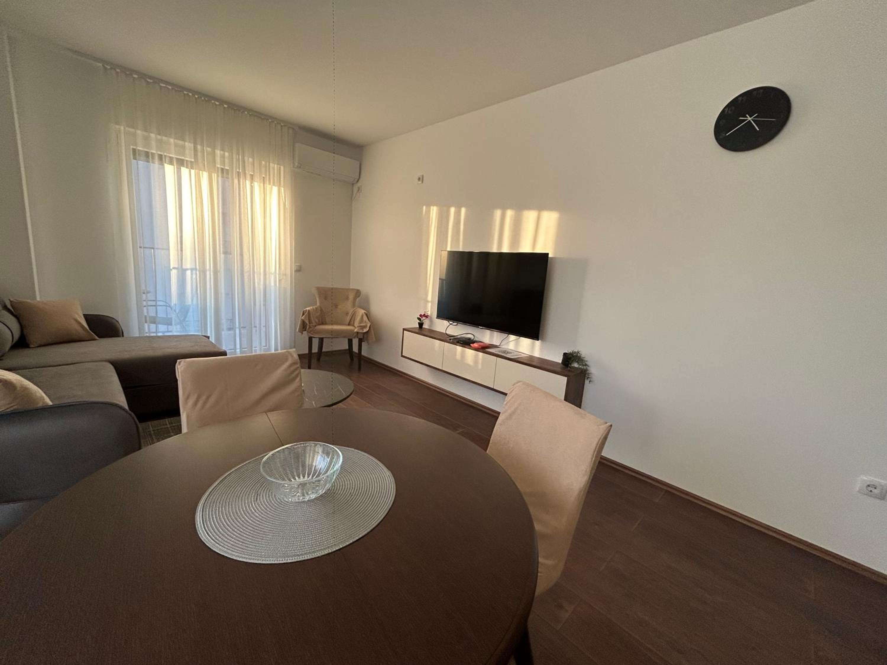 One-Bedroom Apartment with Balcony and City View photo 3