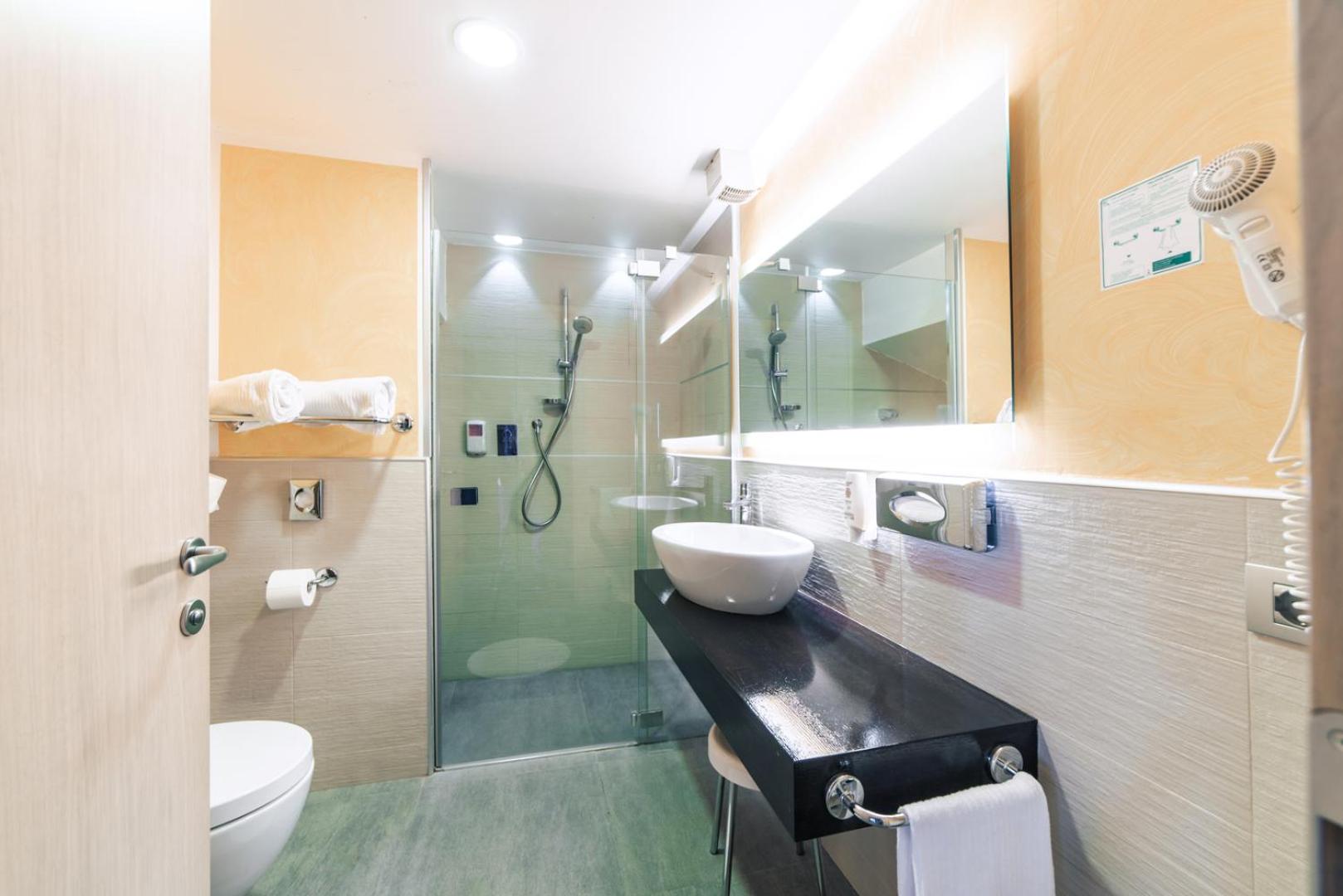 Suite - Split Level - Photo 2