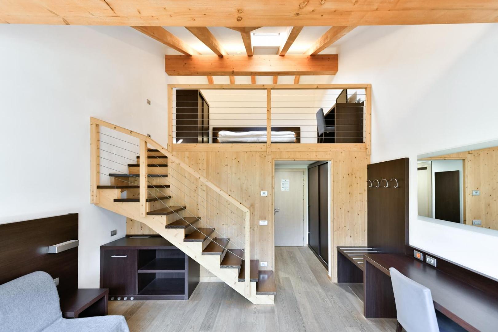 Suite - Split Level - Photo 6