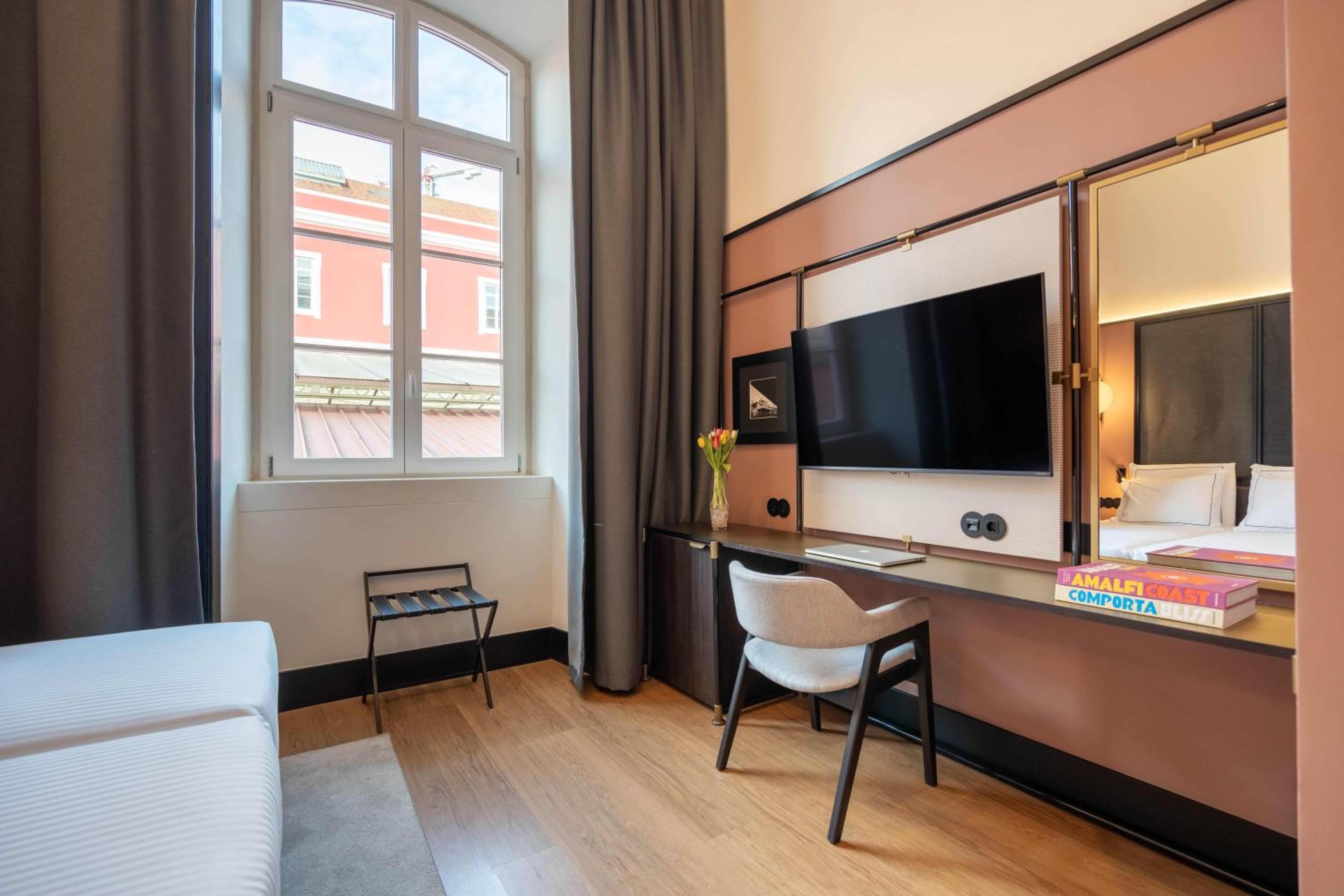 Twin Room Station View - Photo 8