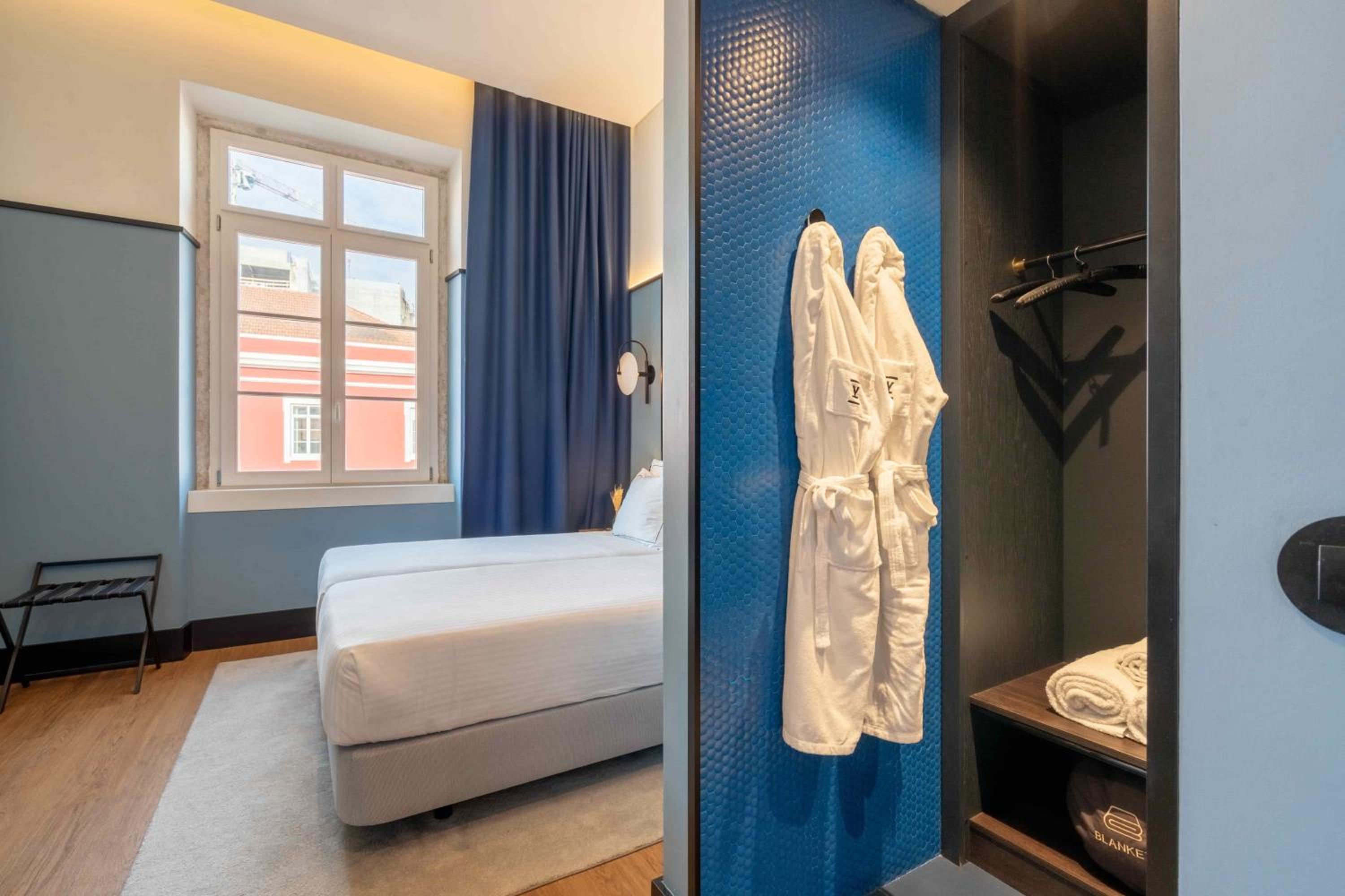 Twin Room Station View thumbnail 5