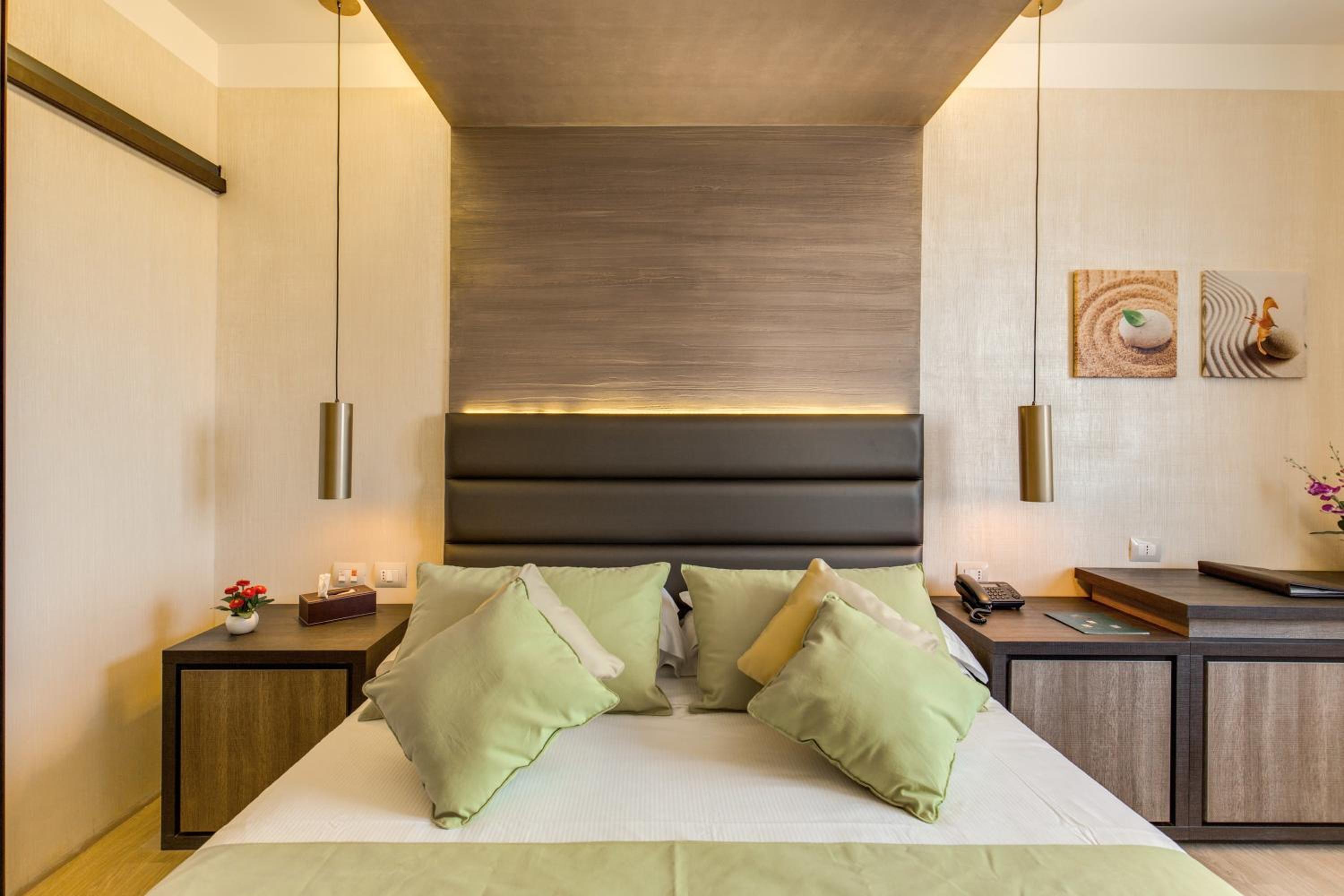 Junior Suite with Garden View thumbnail 6