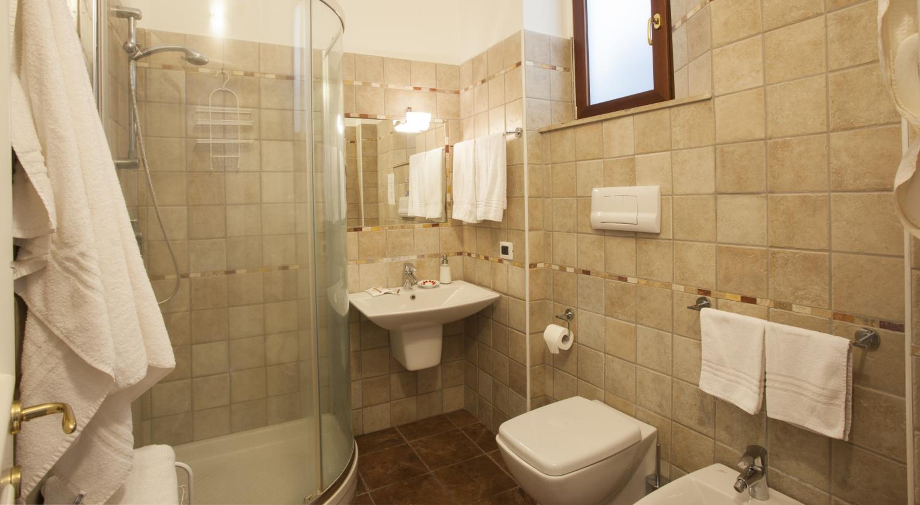 Double Room - Photo 7