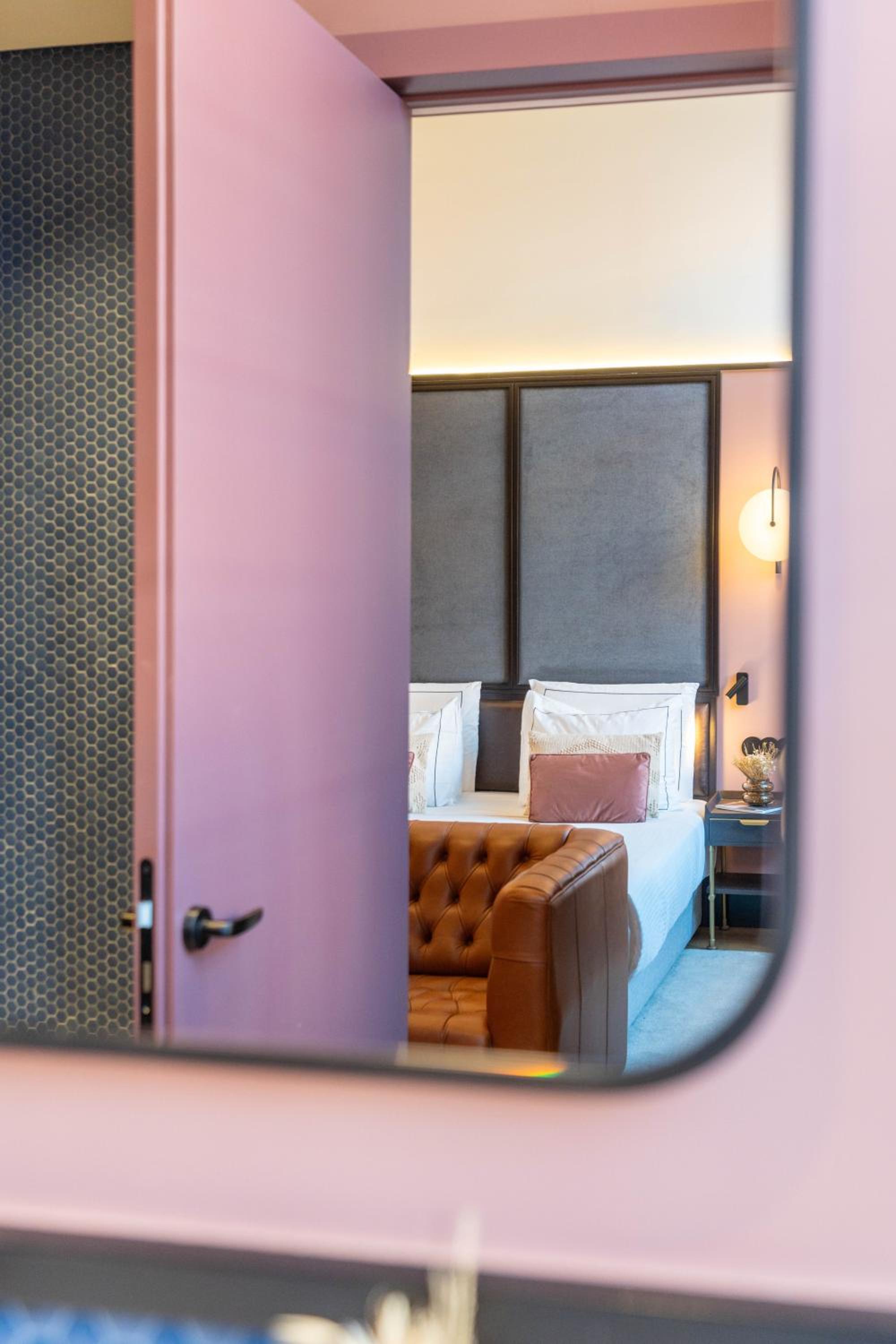 Double Room with Station View - Photo 9