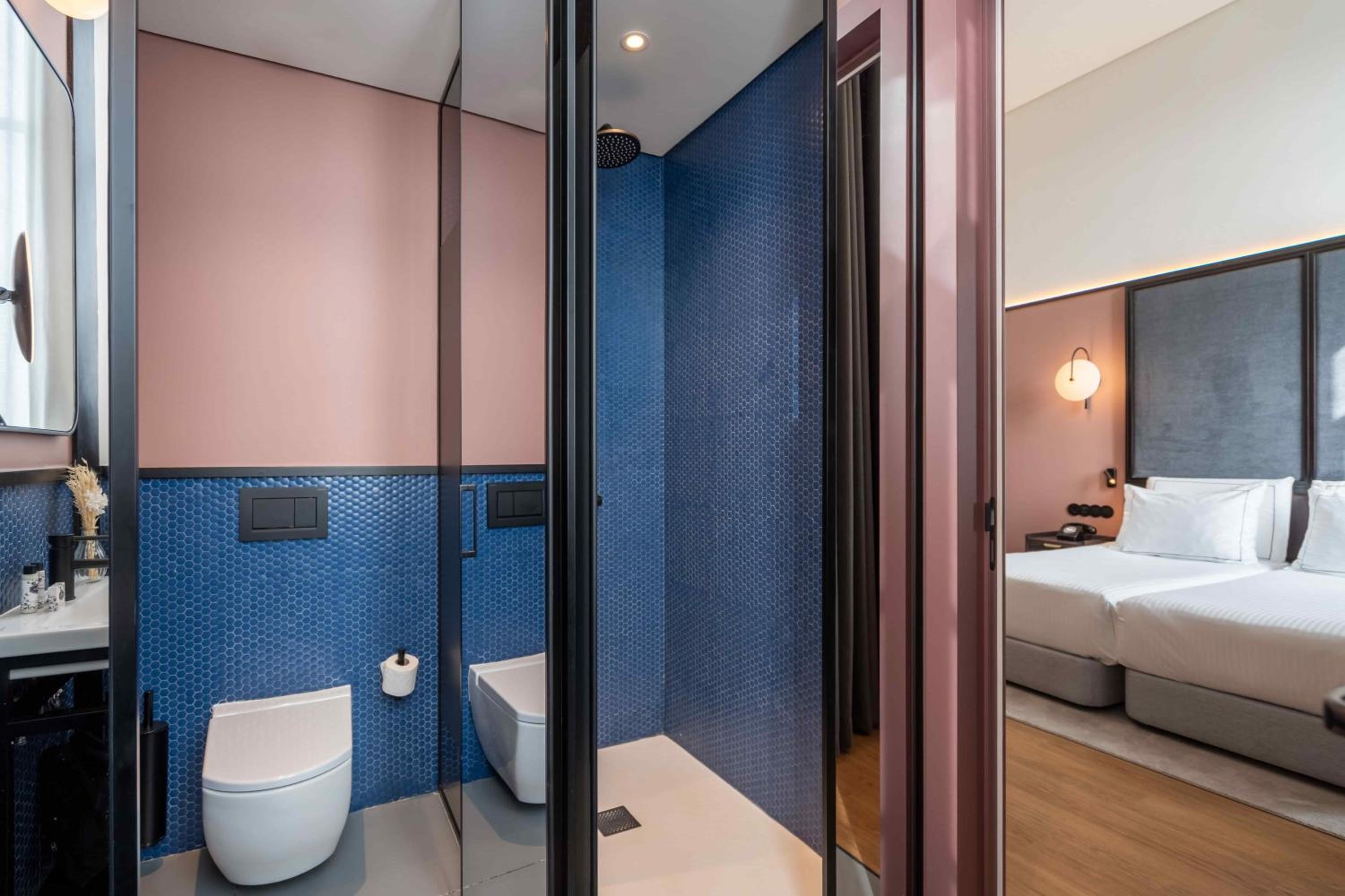 Superior Twin Room with River View thumbnail 5