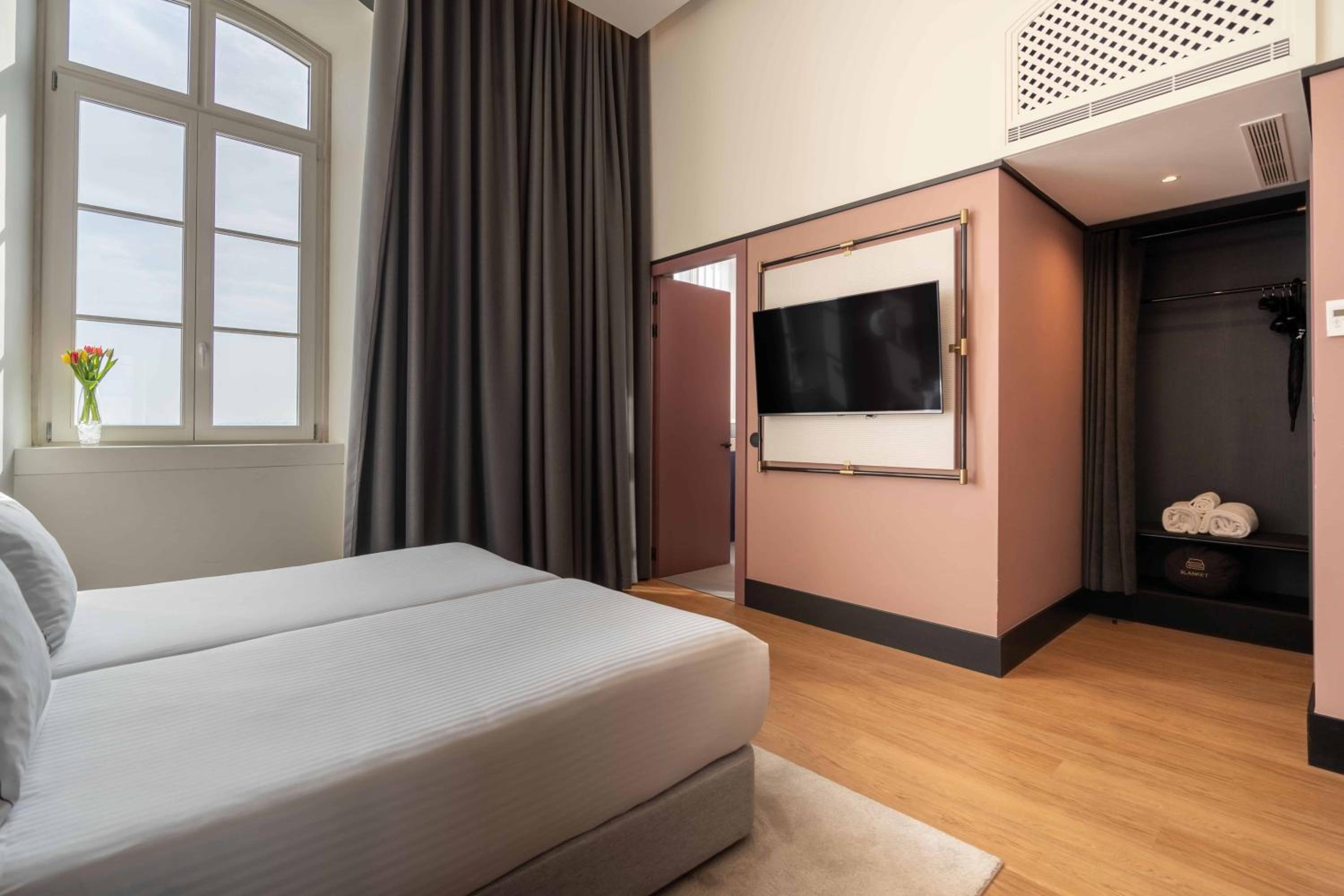 Superior Twin Room with River View - Photo 14