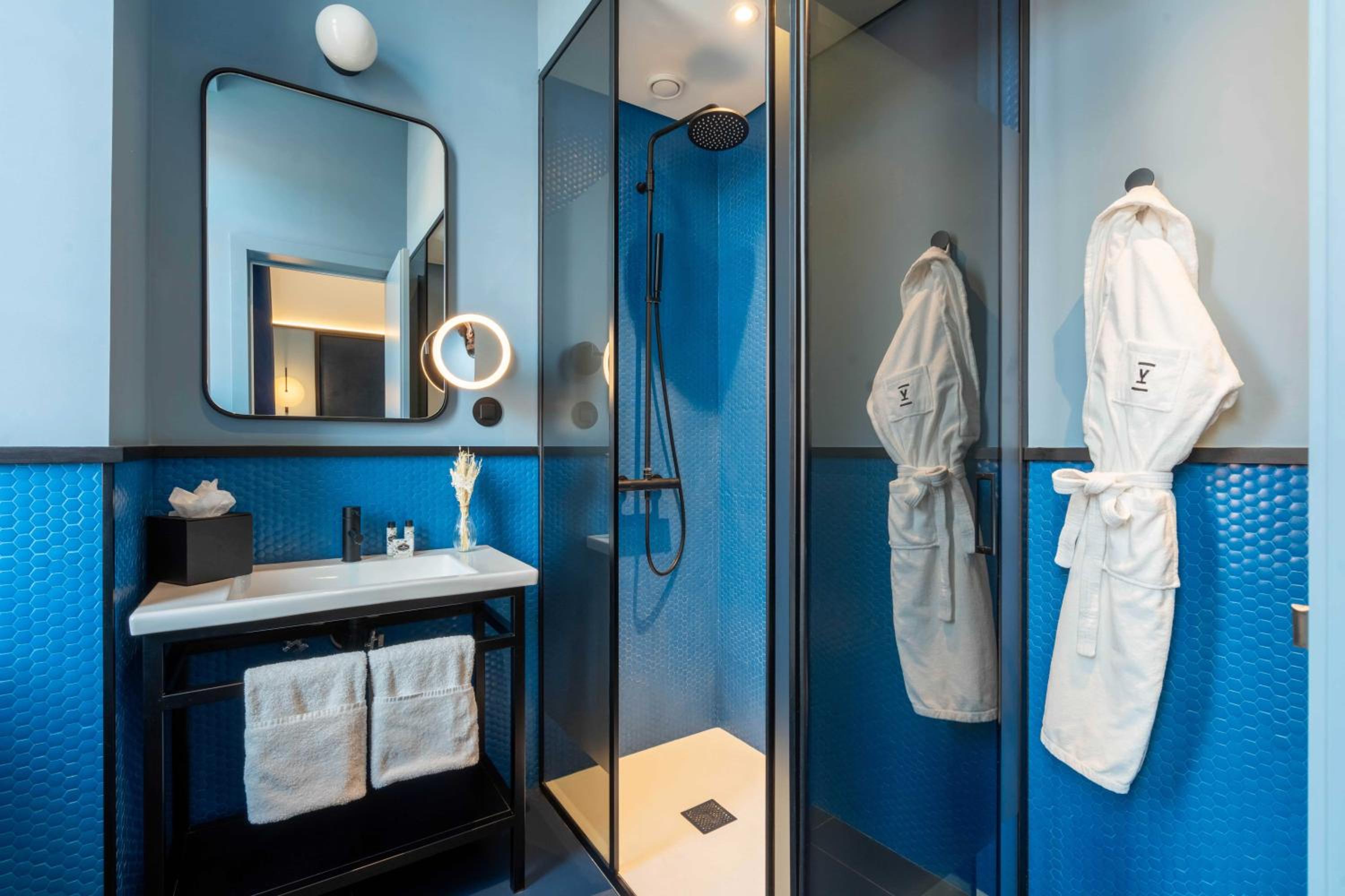 Cozy Twin Room Station View - Photo 8