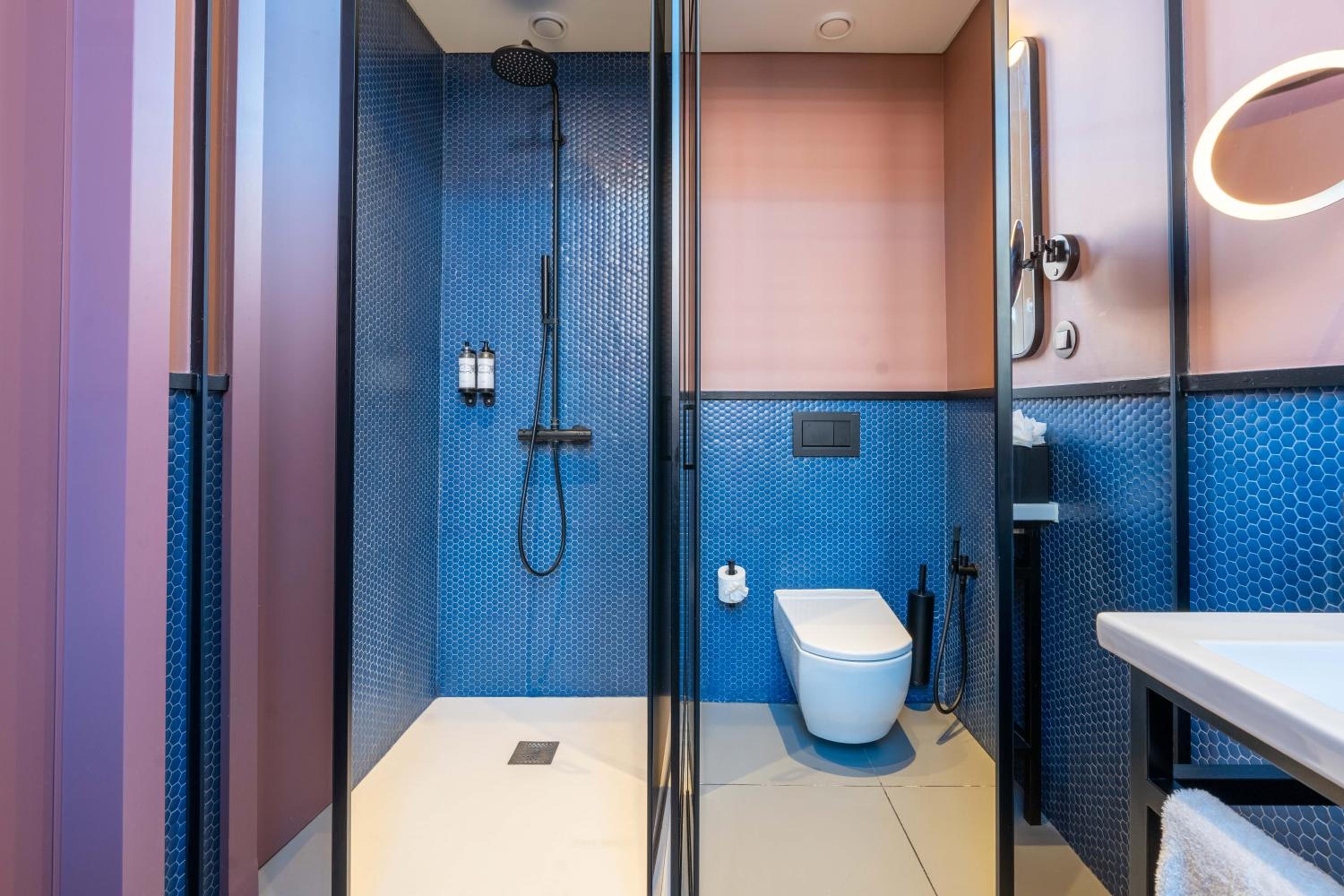 Double Room with Station View - Photo 11