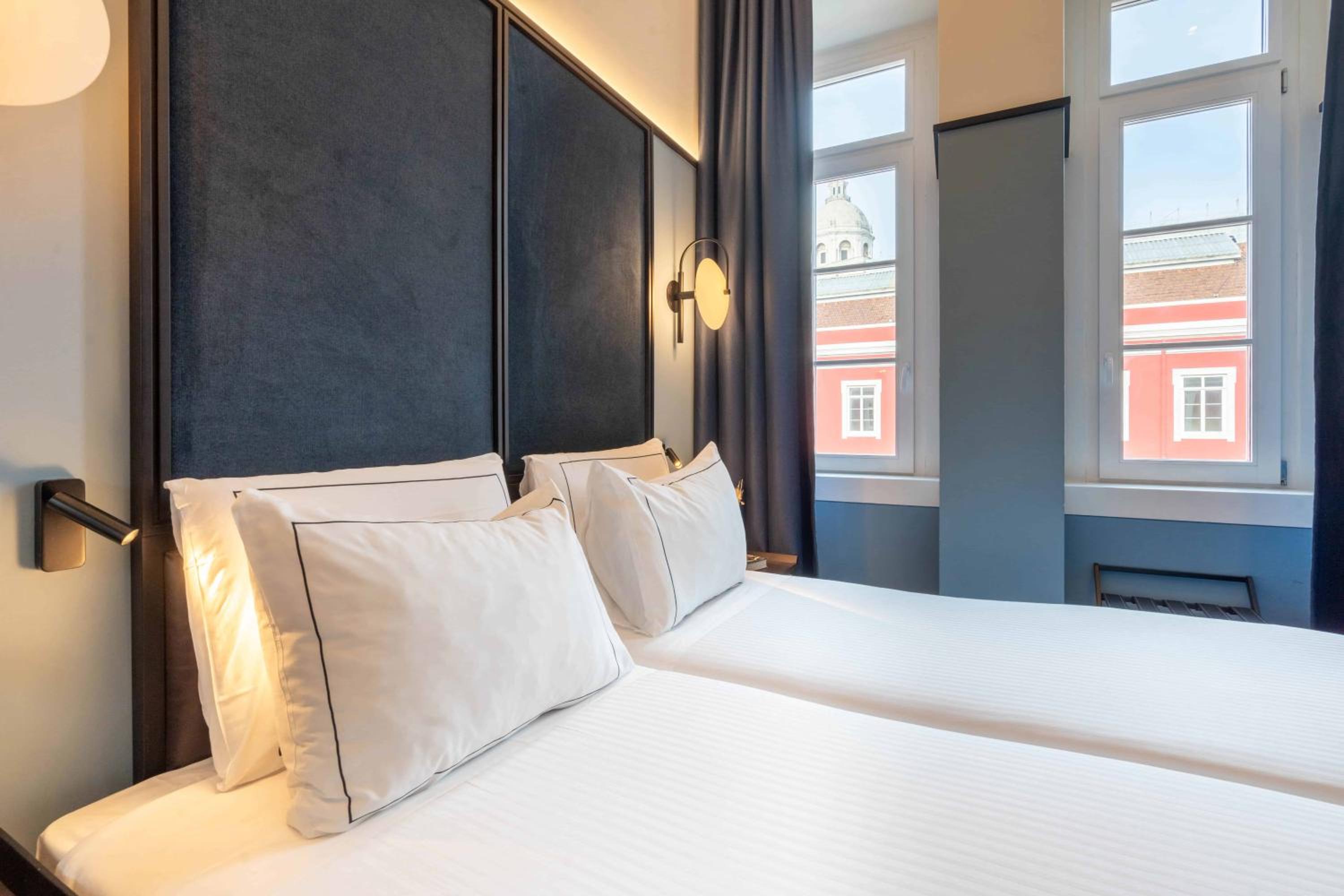 Cozy Twin Room Station View