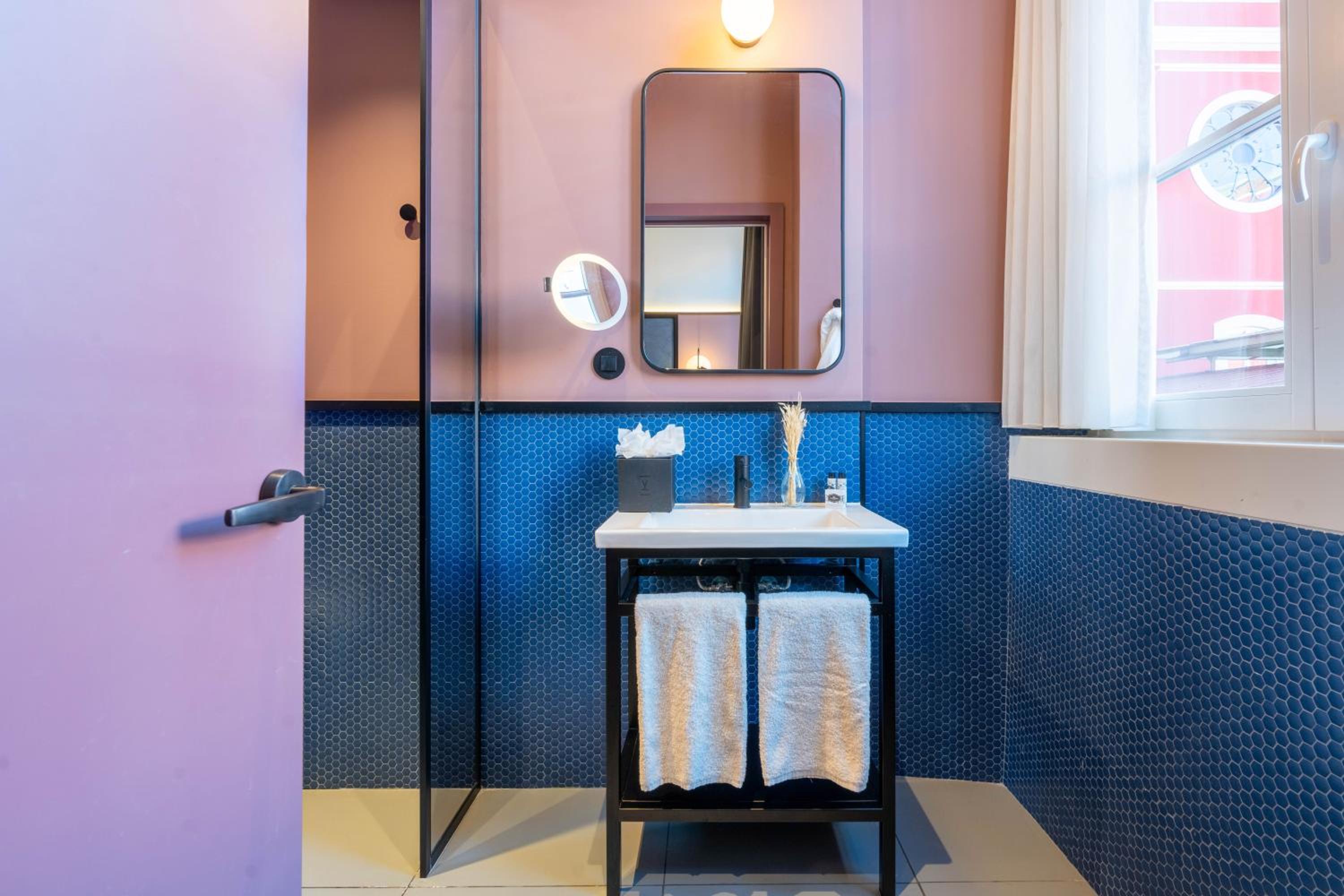 Double Room with Station View - Photo 10