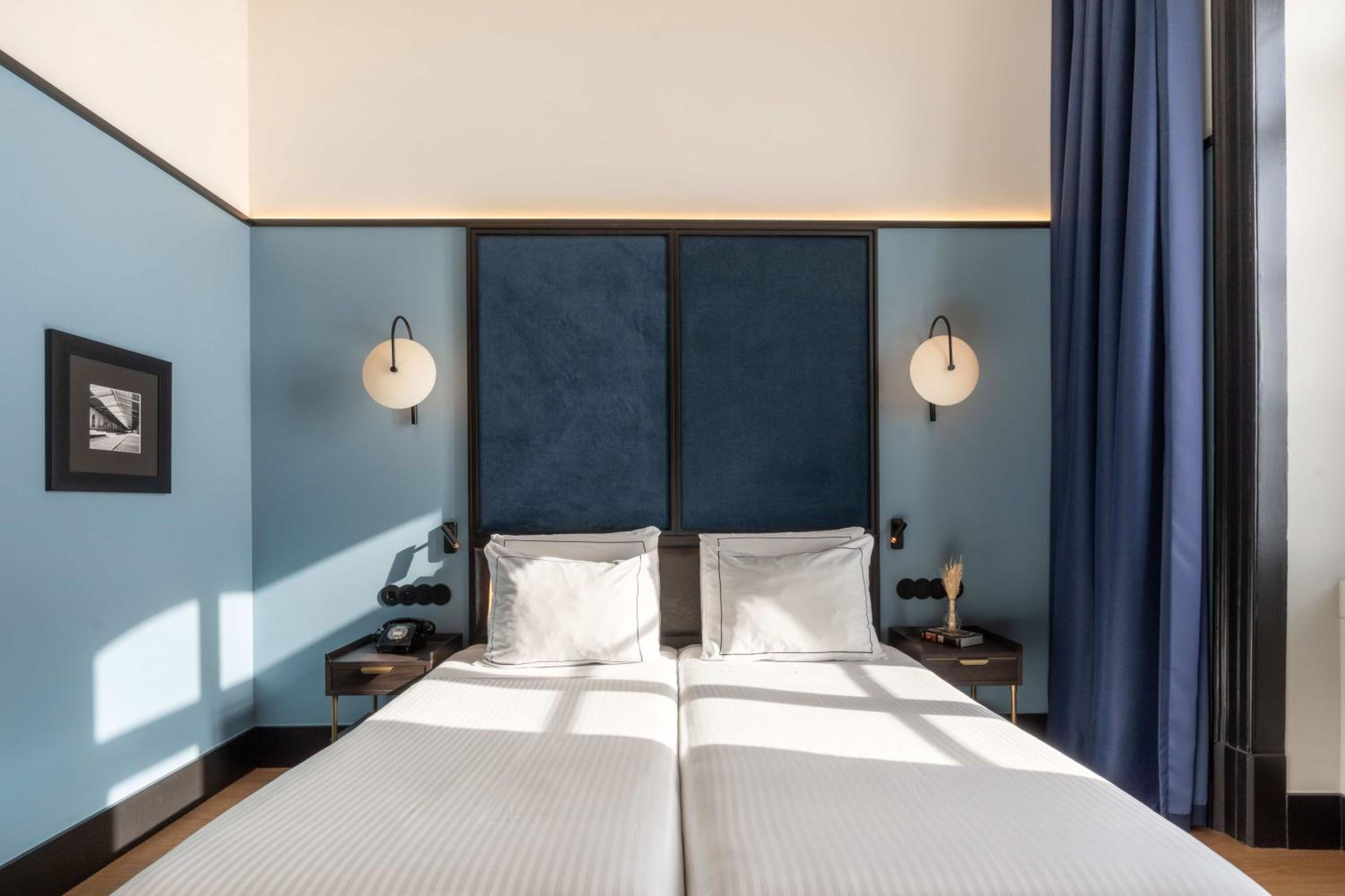 Superior Twin Room with River View thumbnail 6