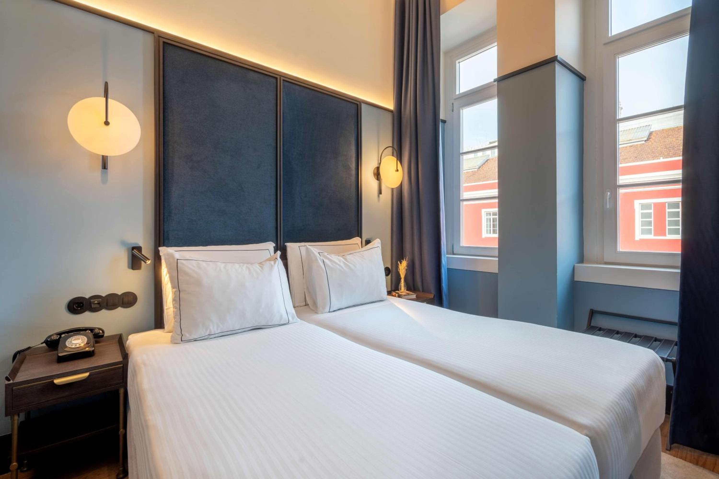 Cozy Twin Room Station View