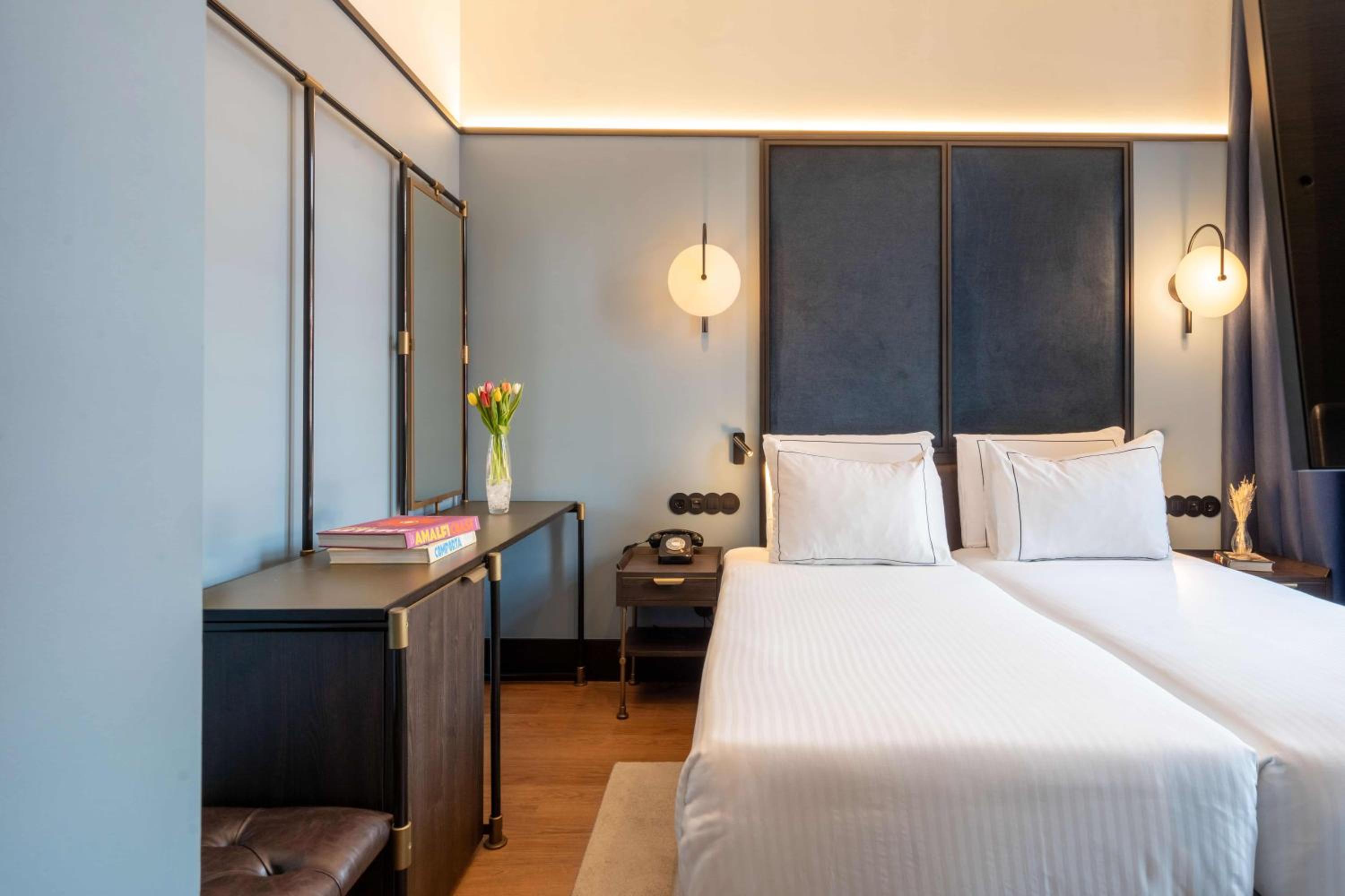 Cozy Twin Room Station View