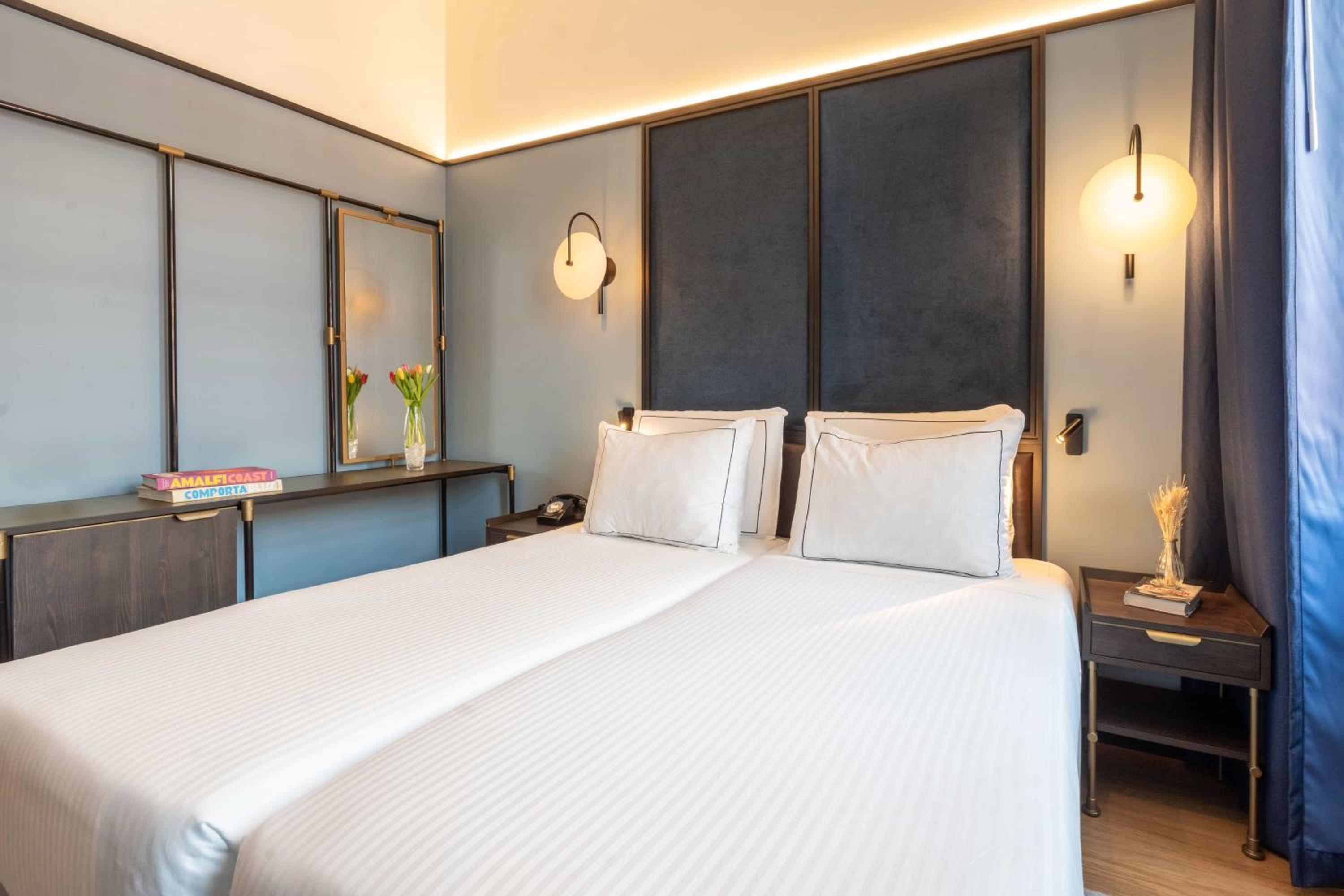 Cozy Twin Room Station View