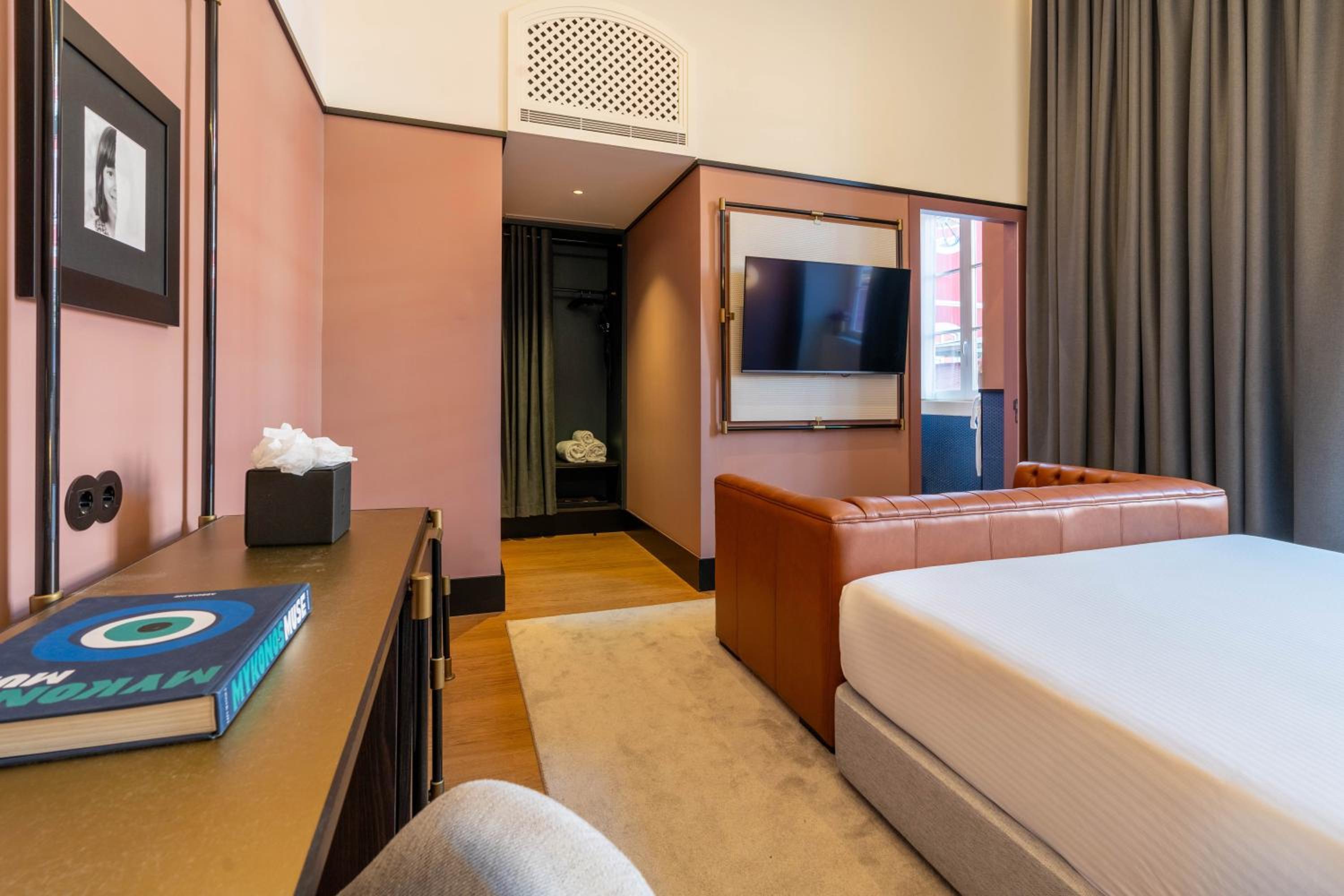 Double Room with Station View thumbnail 6