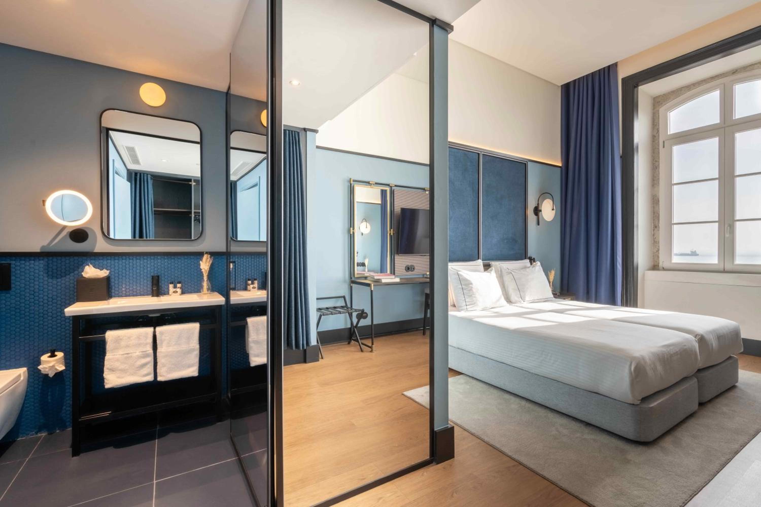 Superior Twin Room with River View - Photo 10
