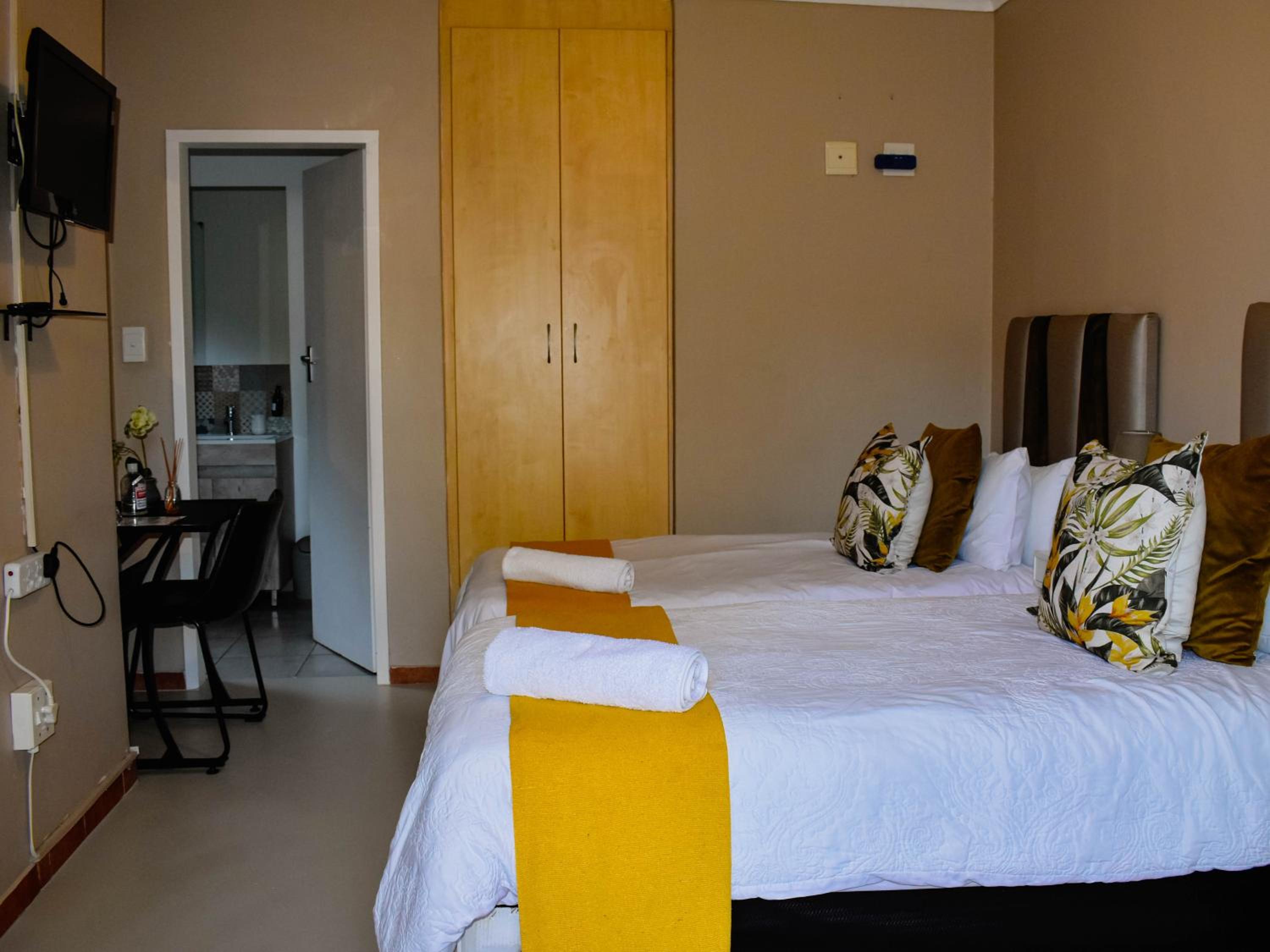 Deluxe Family Room with Garden View photo 3