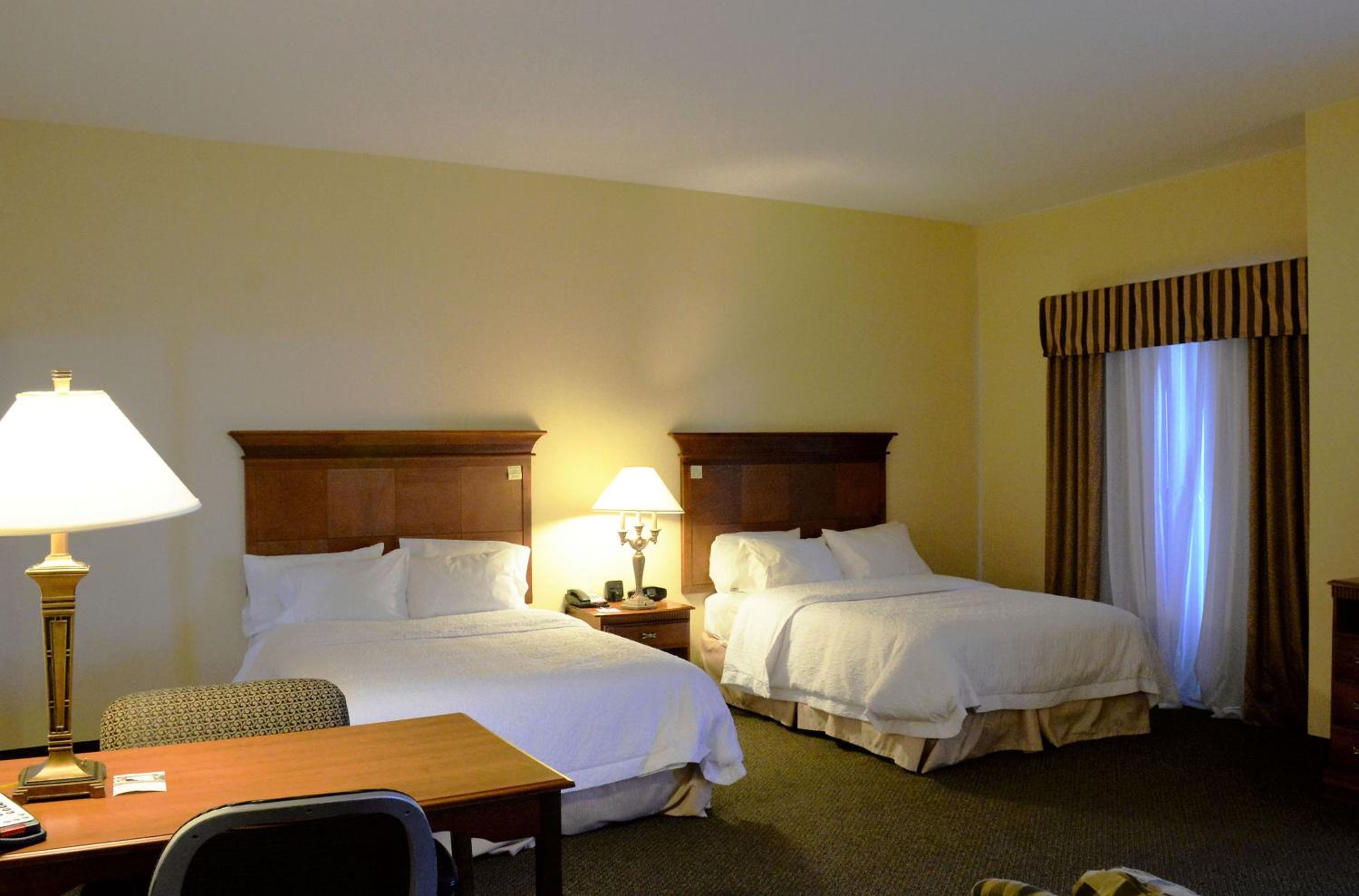 Room with Two Queen Beds - Non-Smoking - Photo 4