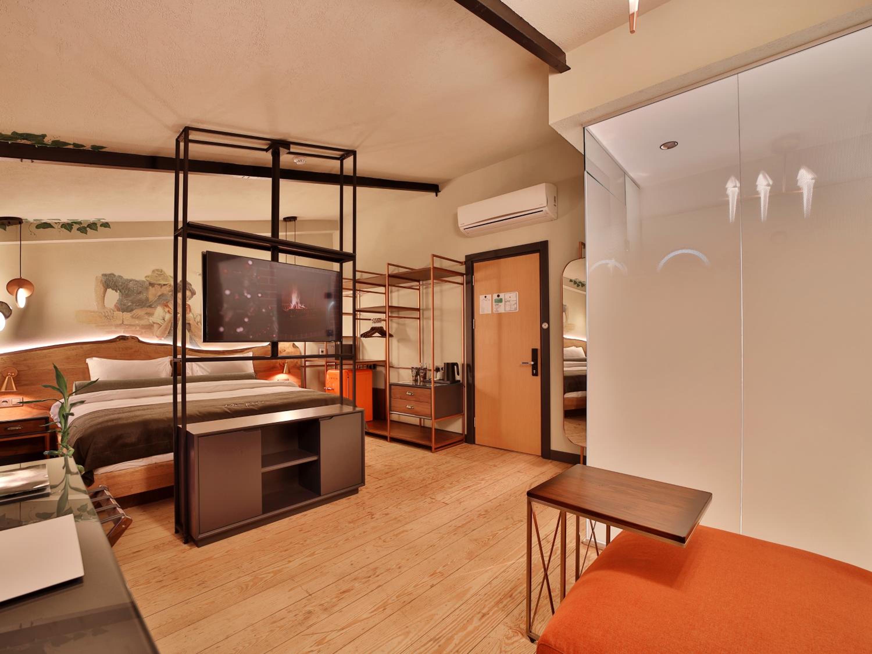 Honeymoon Suite photo 3