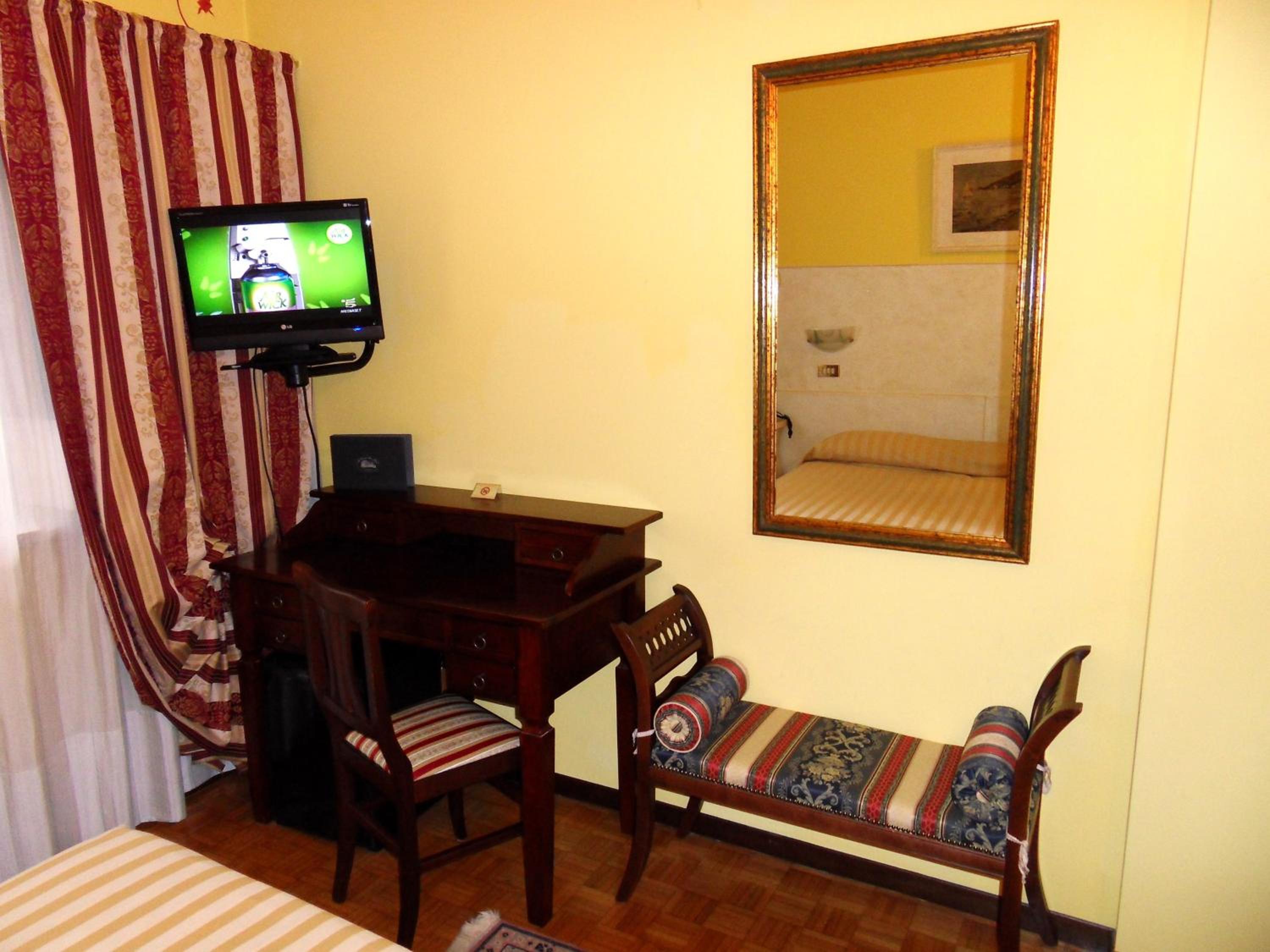 Twin Room - Photo 2