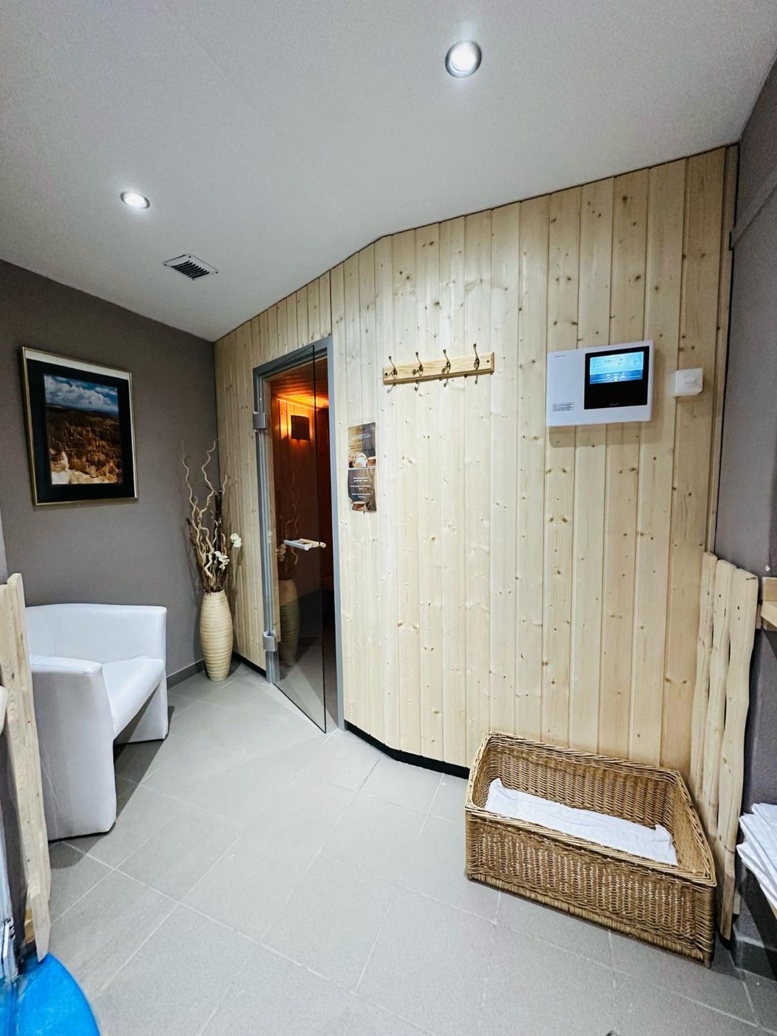 Double Room with Balcony - Photo 9
