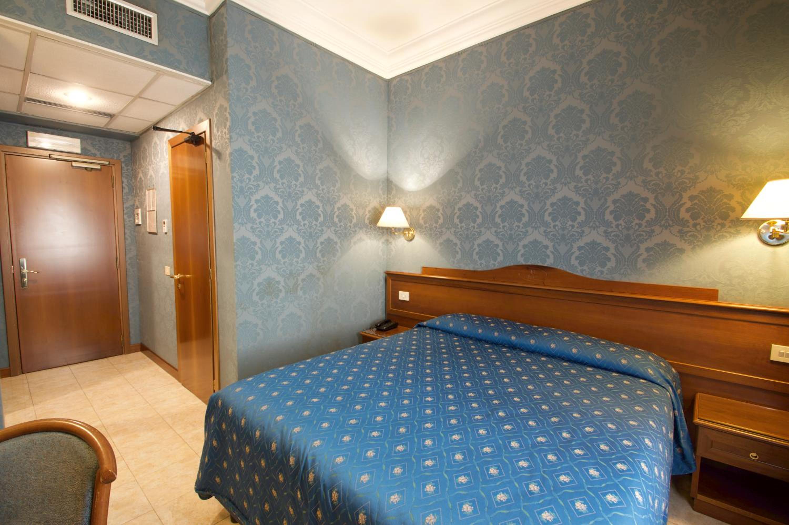 Standard Double or Twin Room thumbnail 5