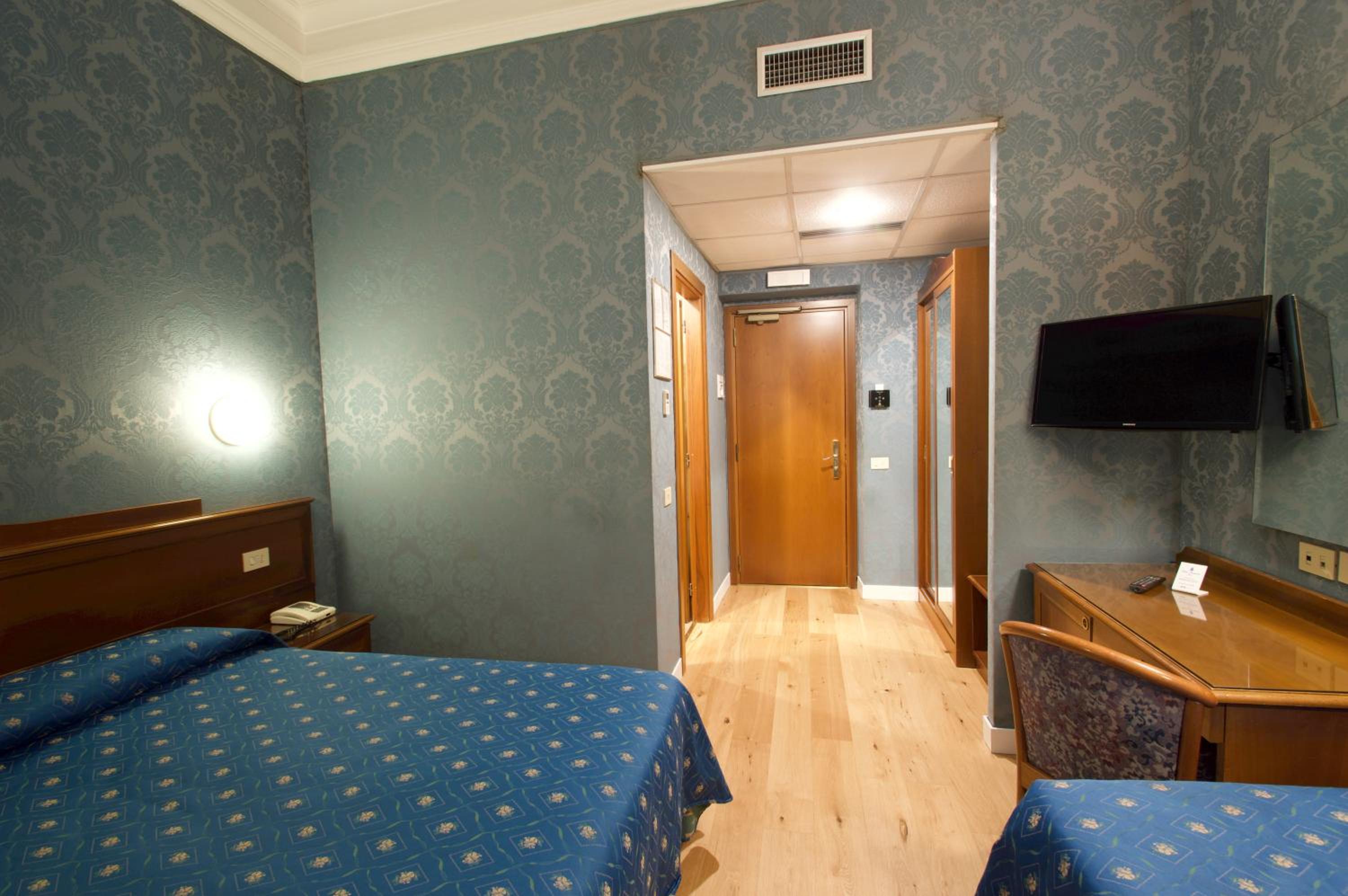 Triple Room thumbnail 6