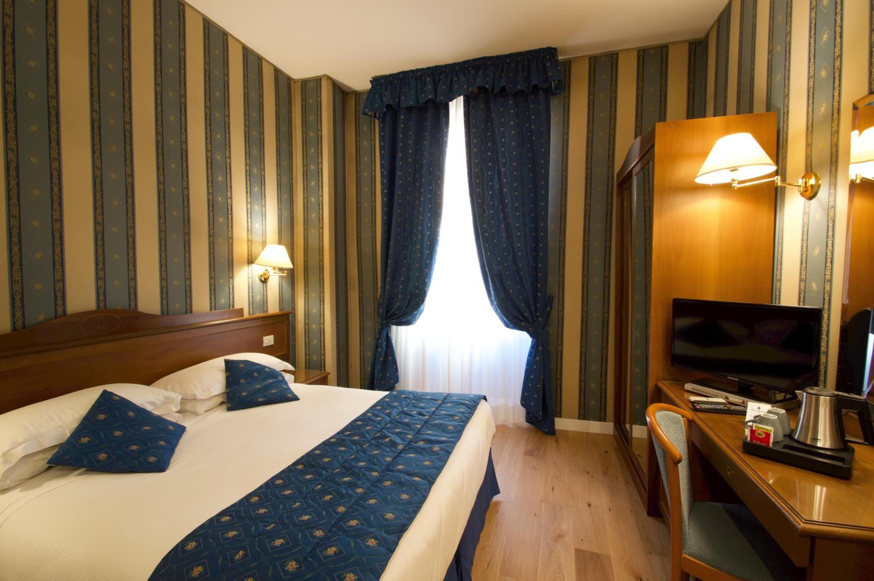 Superior Double Room with Spa Bath thumbnail 6