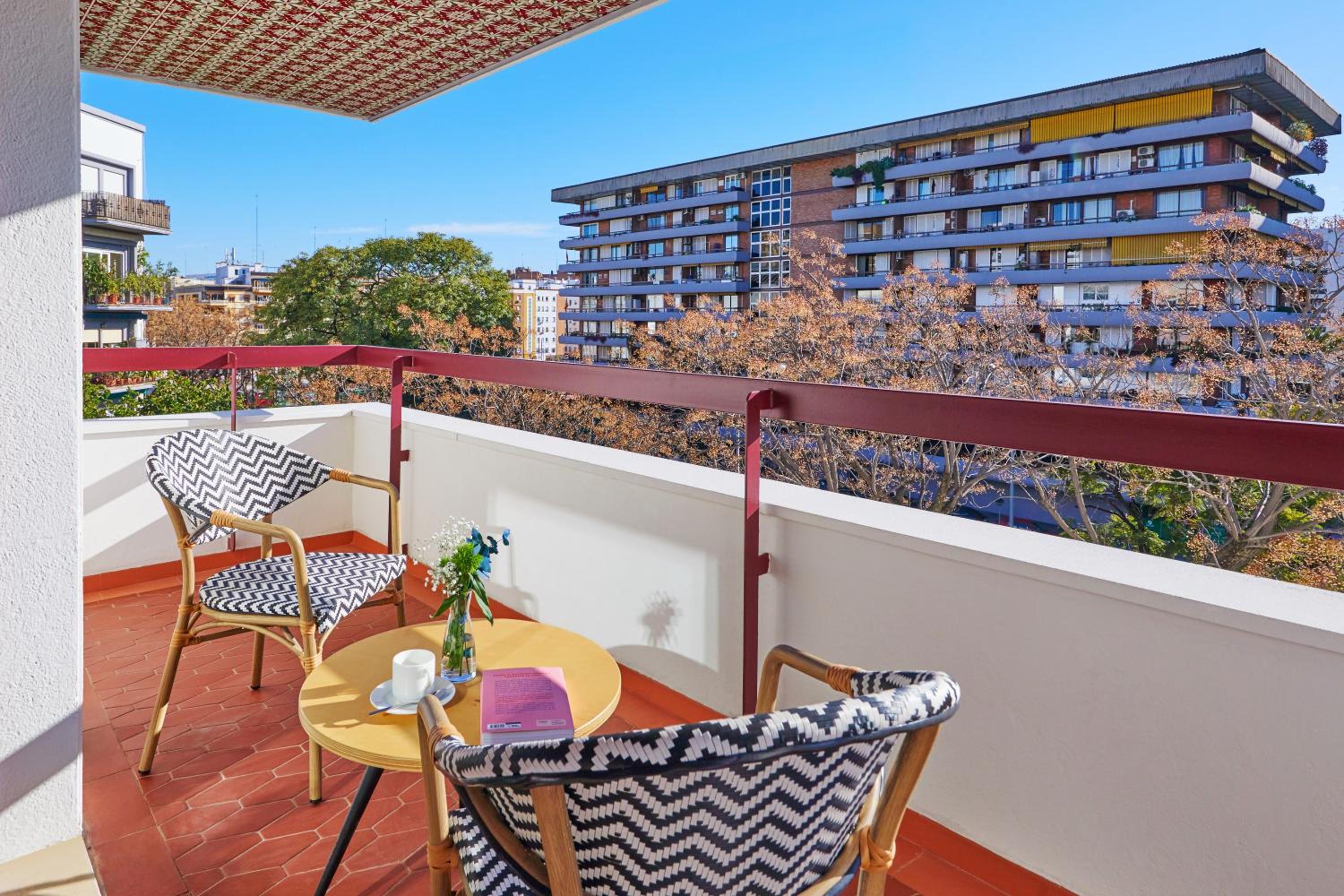 Comfort Double Room with terrace and city views thumbnail 5