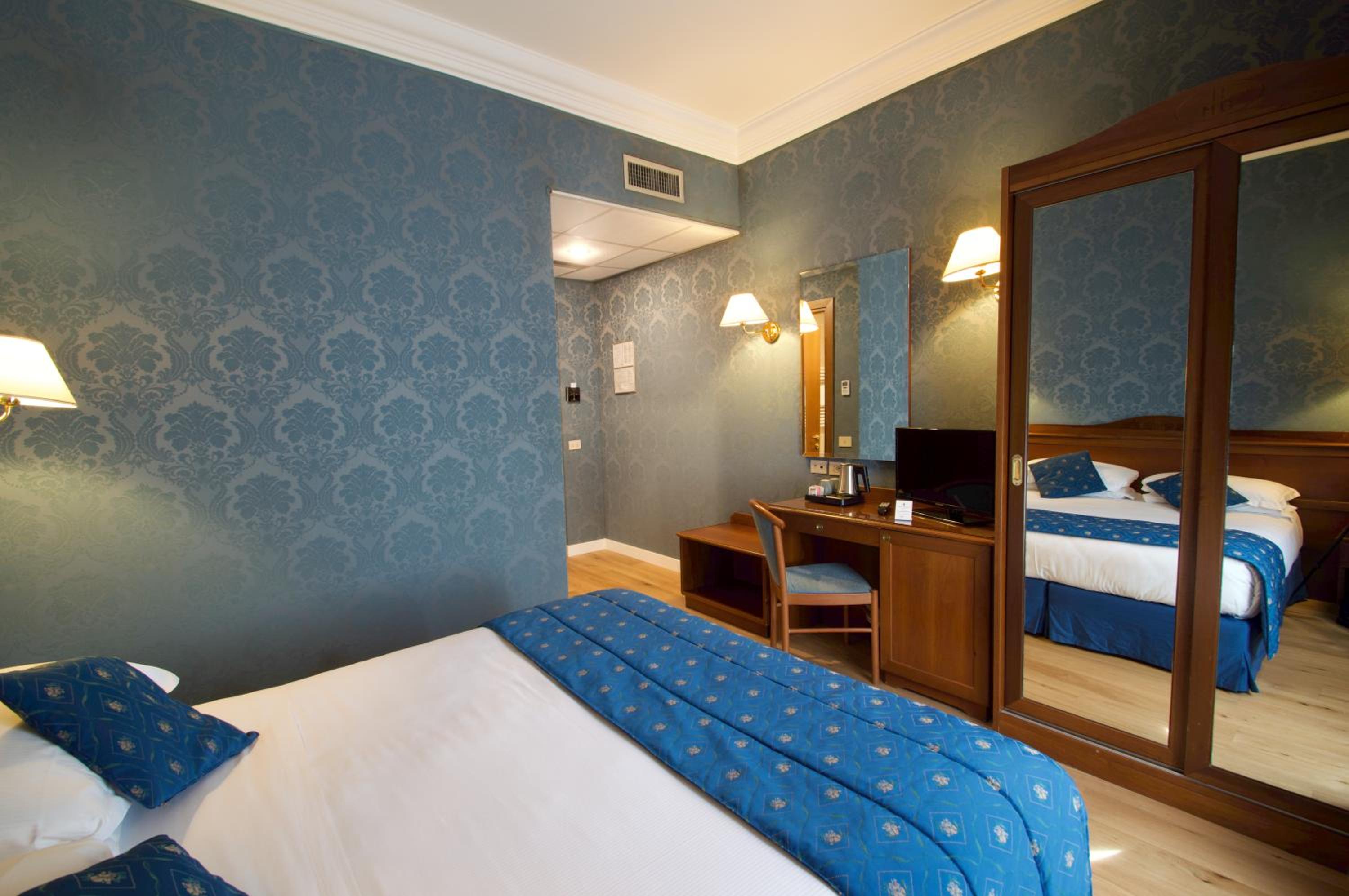 Superior Double Room with Spa Bath thumbnail 6