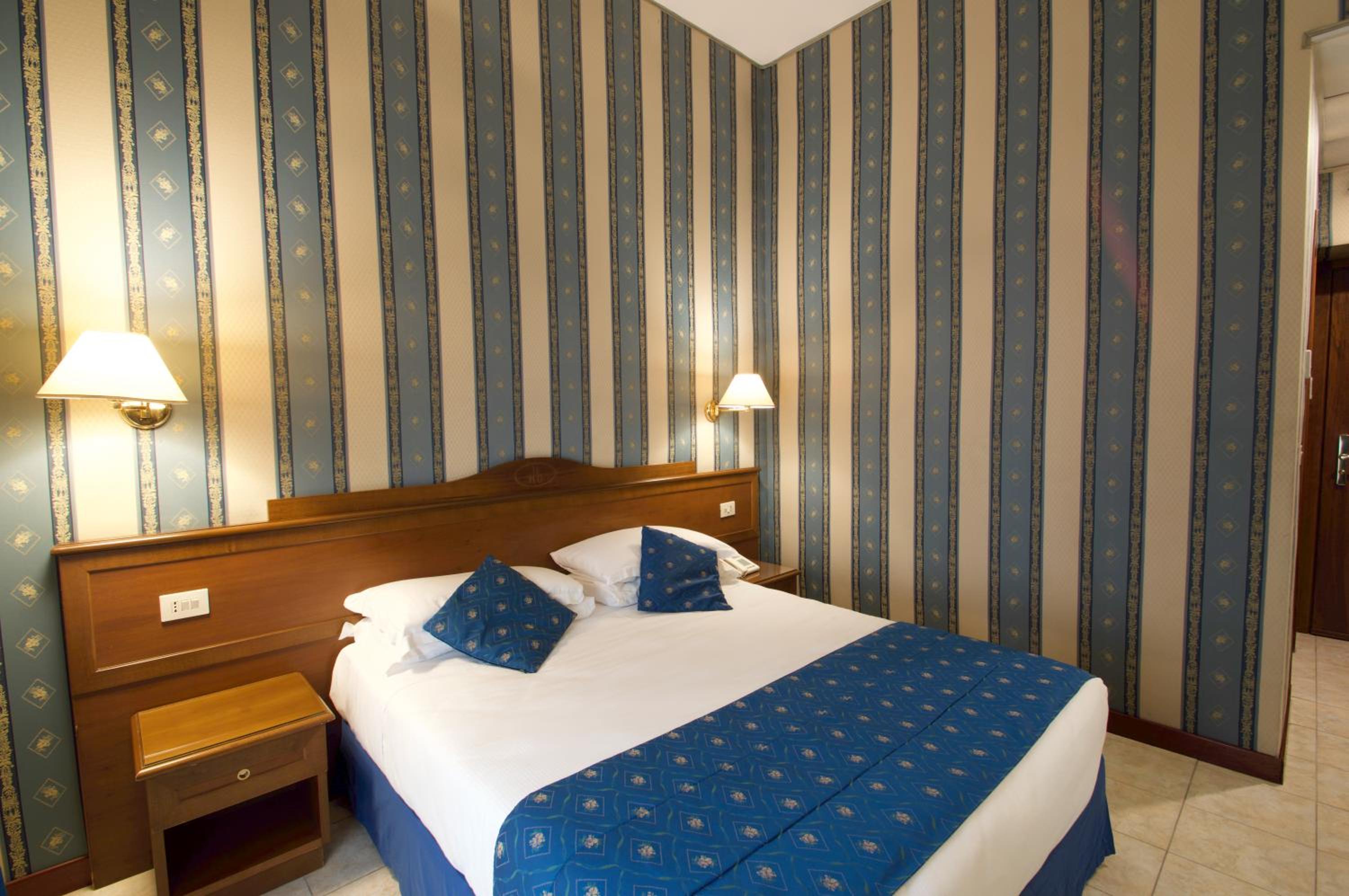 Superior Double or Twin Room thumbnail 6