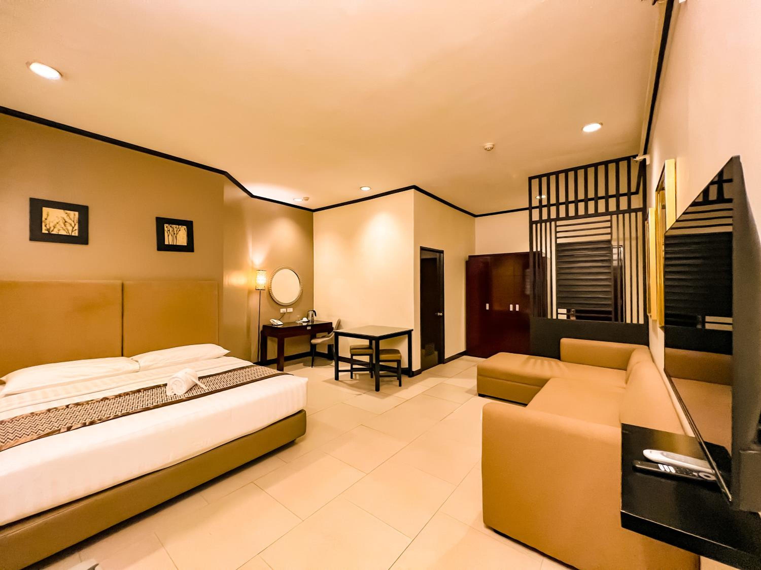Deluxe King Room - Photo 1