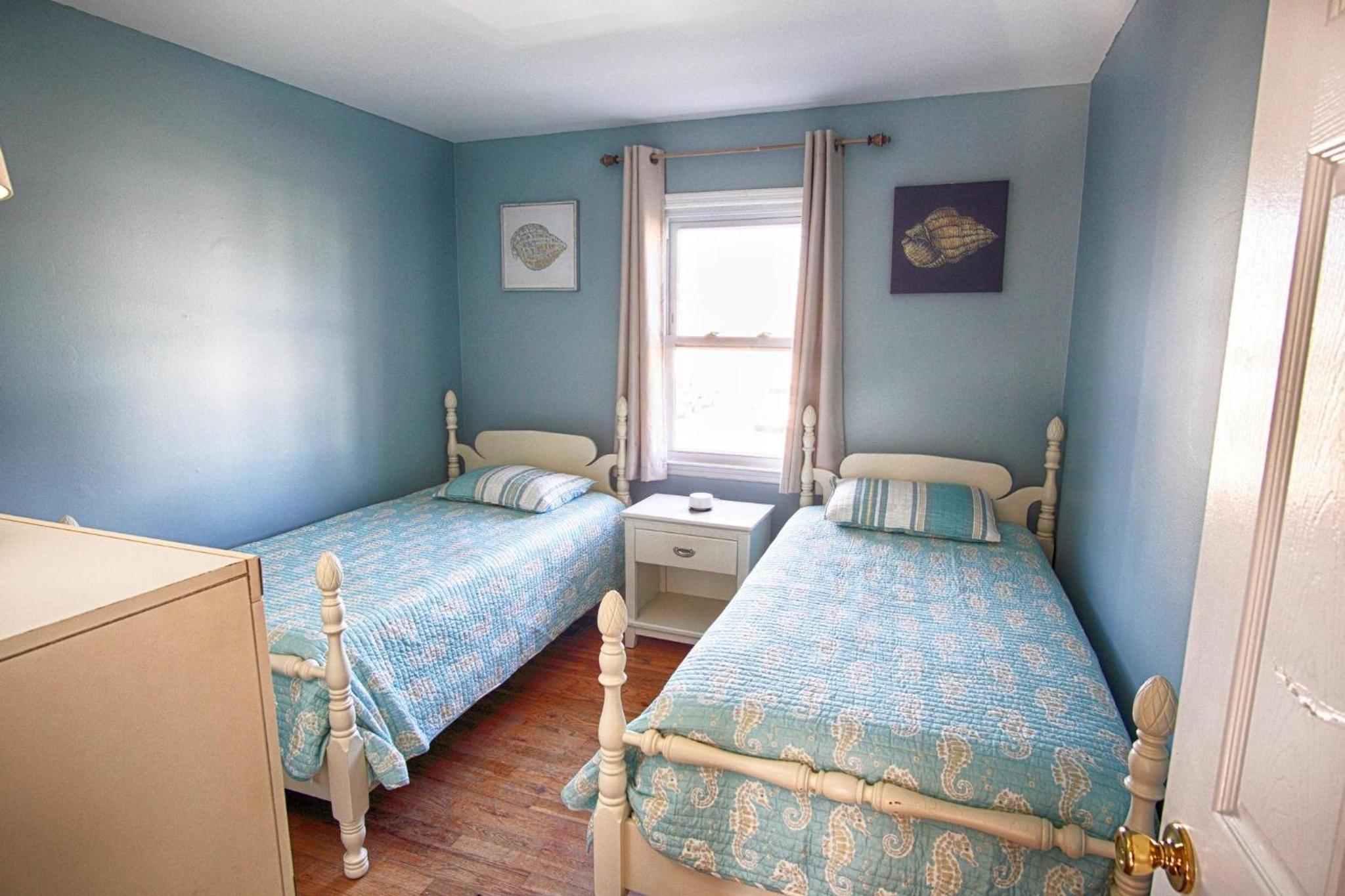 Six-Bedroom House photo 3