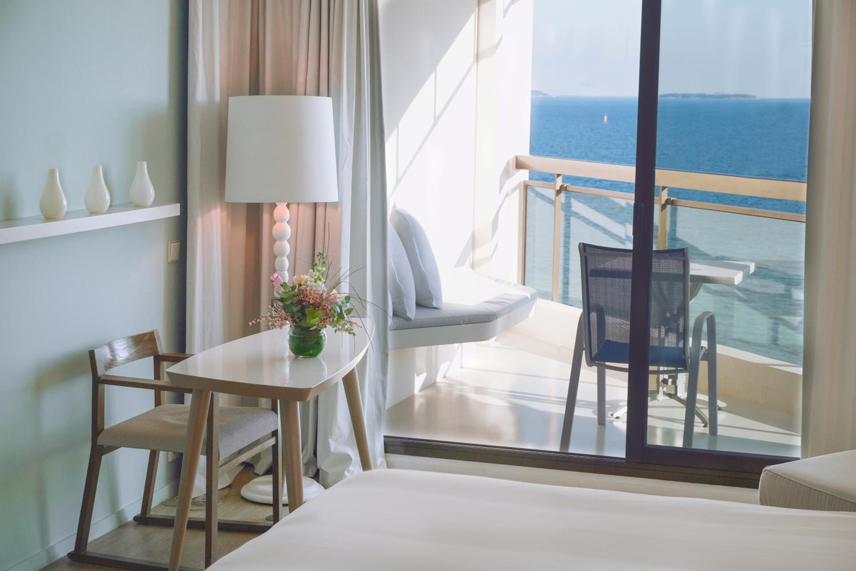 Superior Suite - One King Bed, panoramic vie w of the sea and Bay of Cannes with terraces - Photo 2