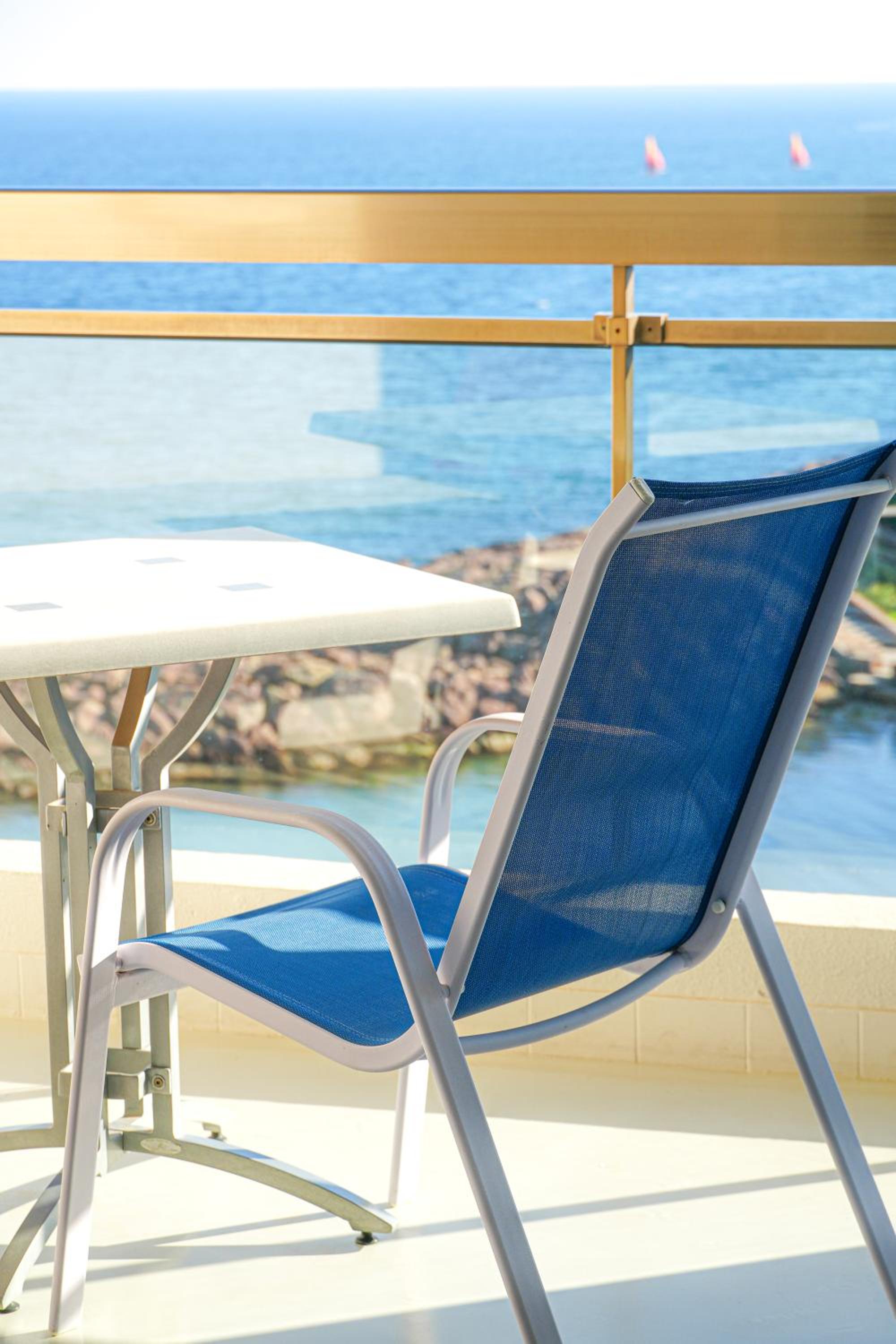Superior Suite - One King Bed, panoramic vie w of the sea and Bay of Cannes with terraces - Photo 9