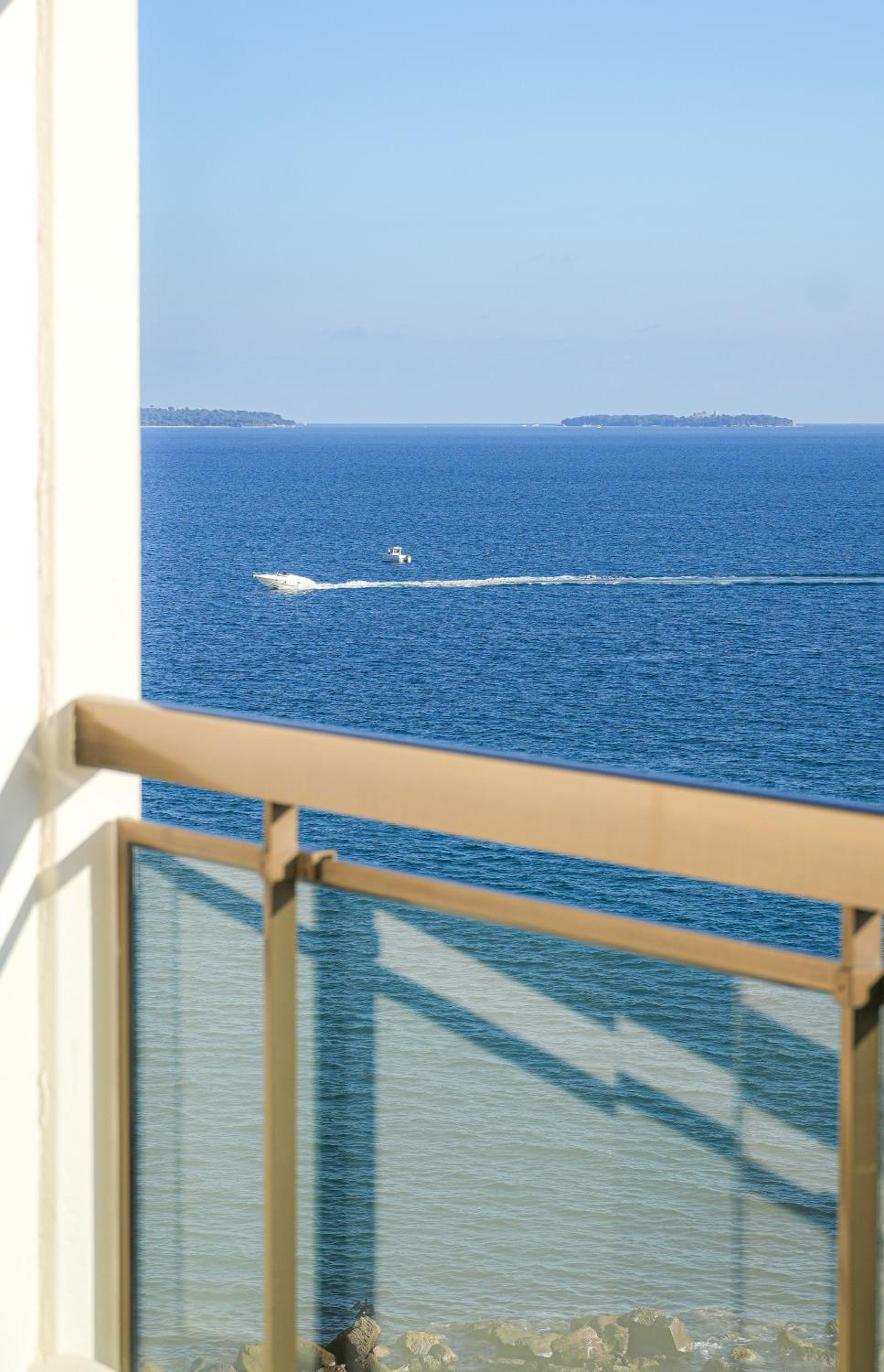 Superior Suite - One King Bed, panoramic vie w of the sea and Bay of Cannes with terraces - Photo 10