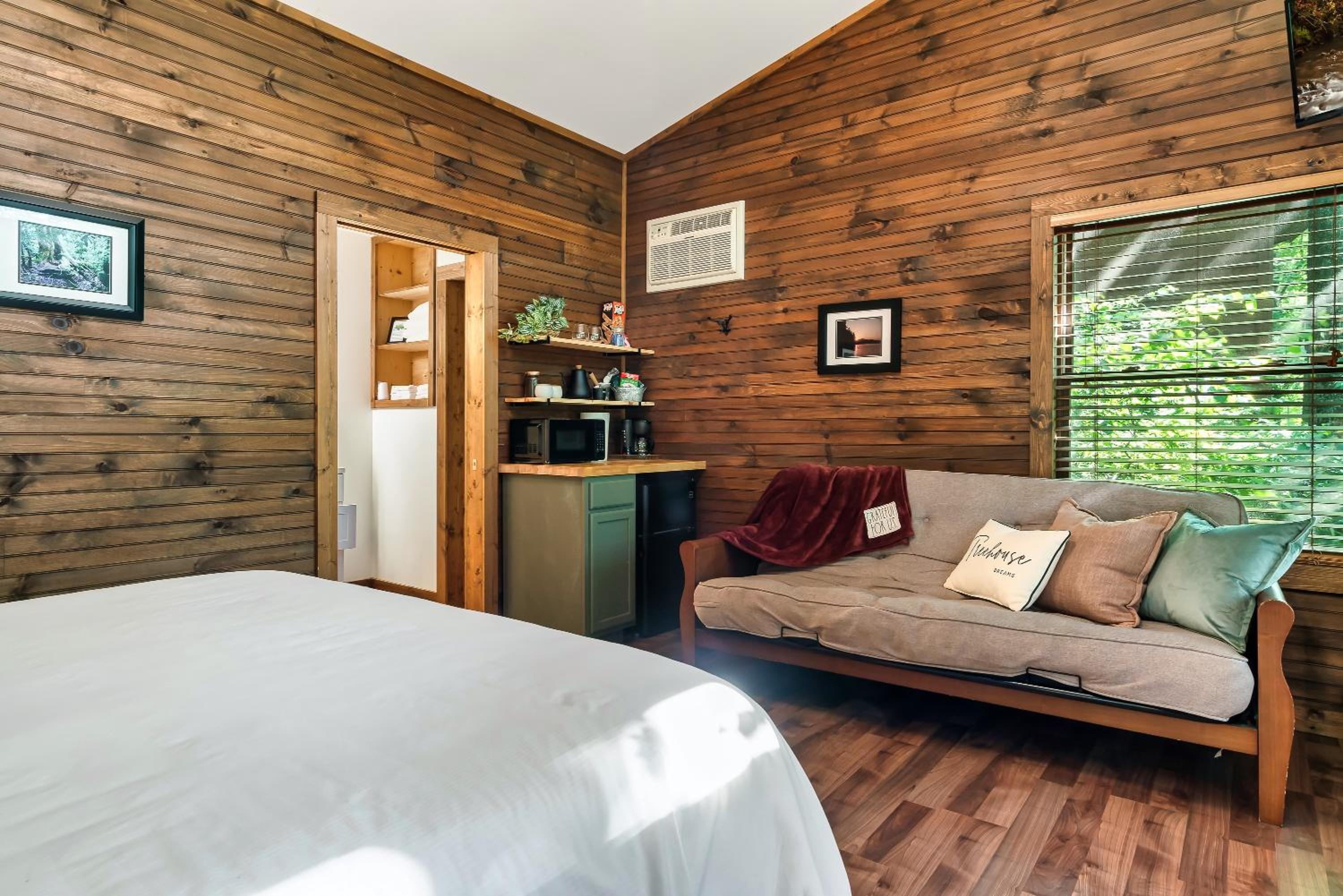 King Room with Balcony - Photo 4